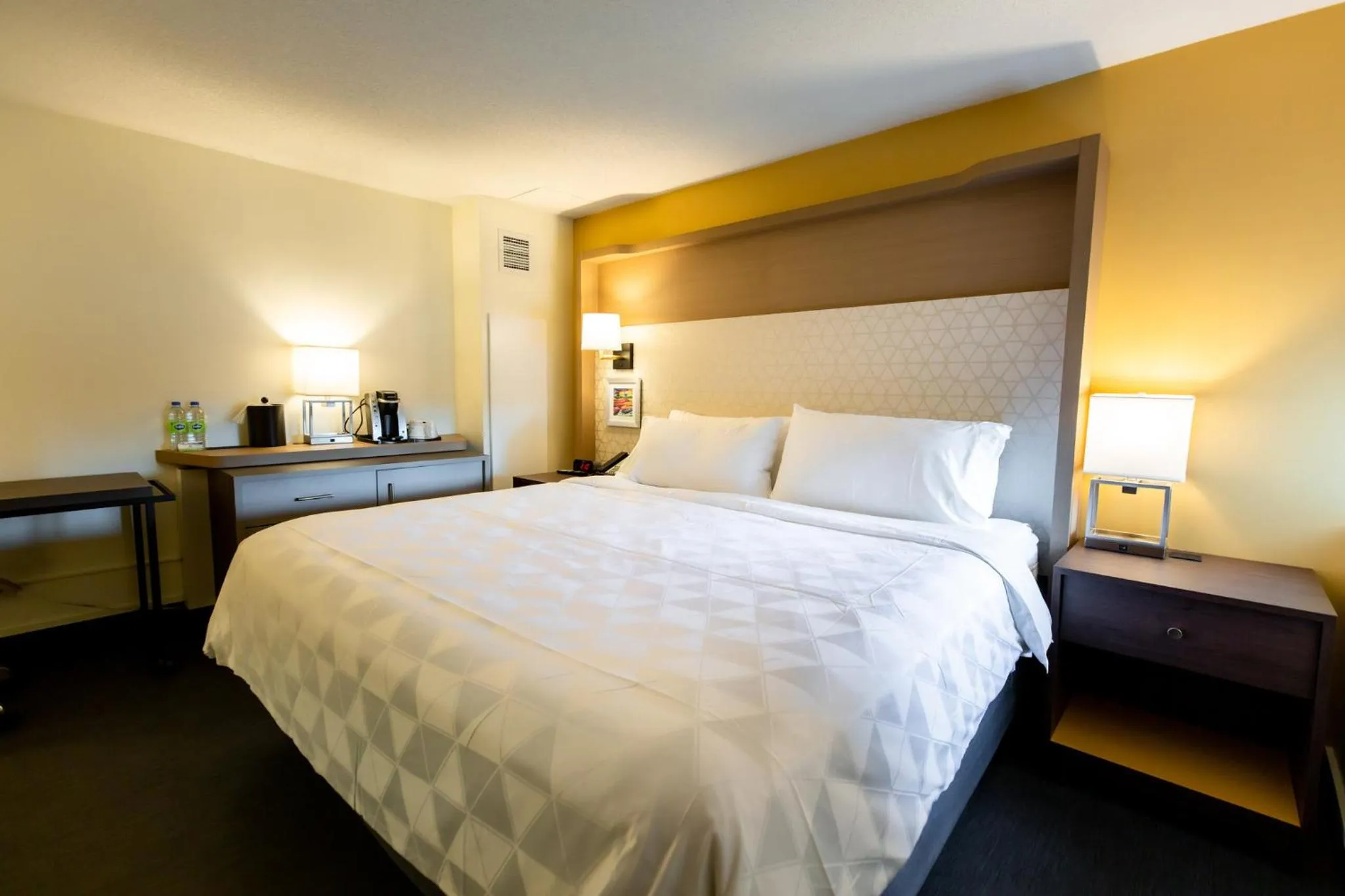 Photo of the whole room, Bed in Holiday Inn Toronto Downtown Centre by IHG