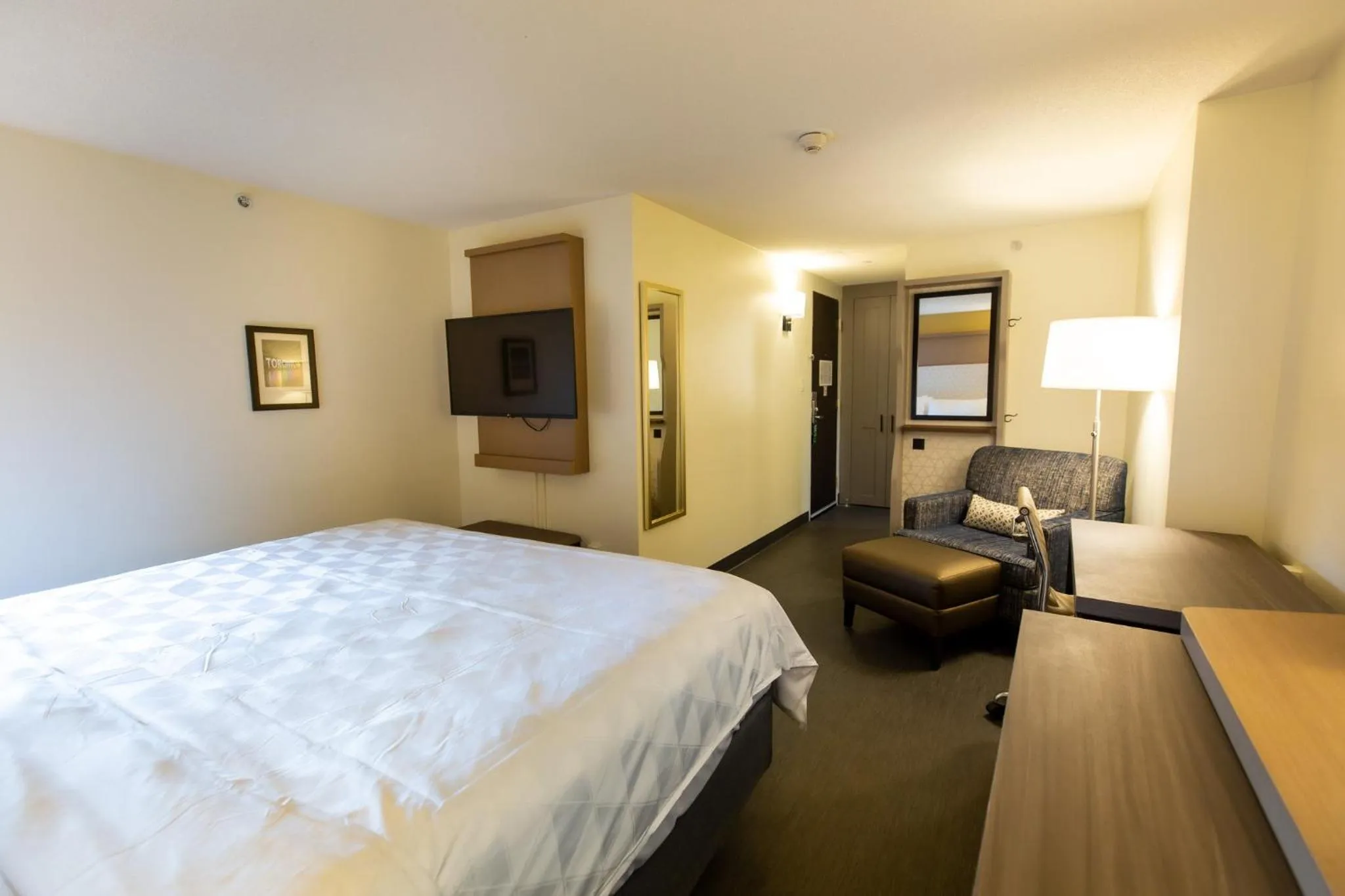 Photo of the whole room, Bed in Holiday Inn Toronto Downtown Centre by IHG