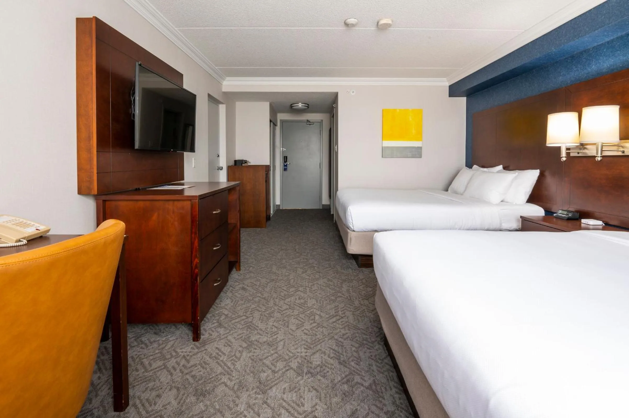 Photo of the whole room, Bed in Comfort Inn & Conference Centre Toronto Airport