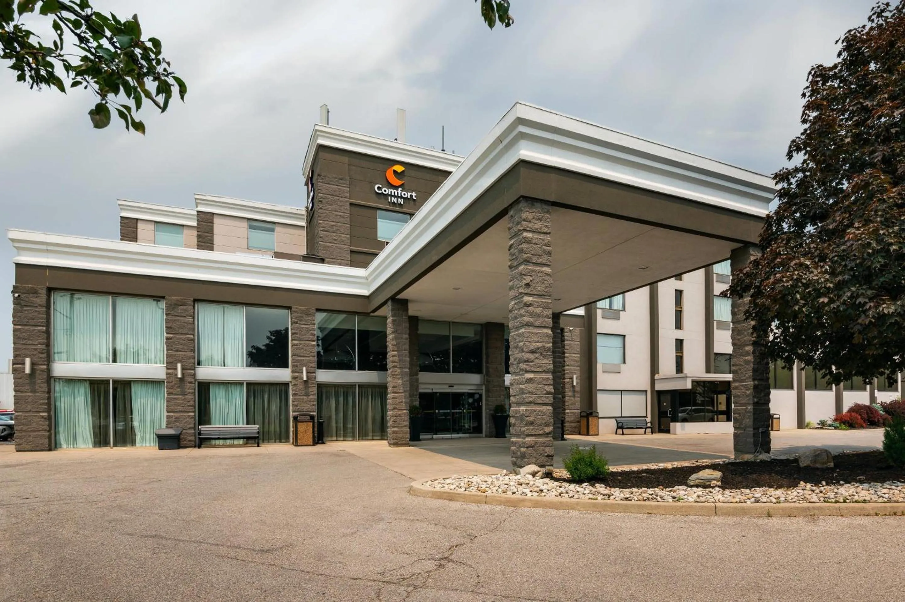 Property building in Comfort Inn & Conference Centre Toronto Airport