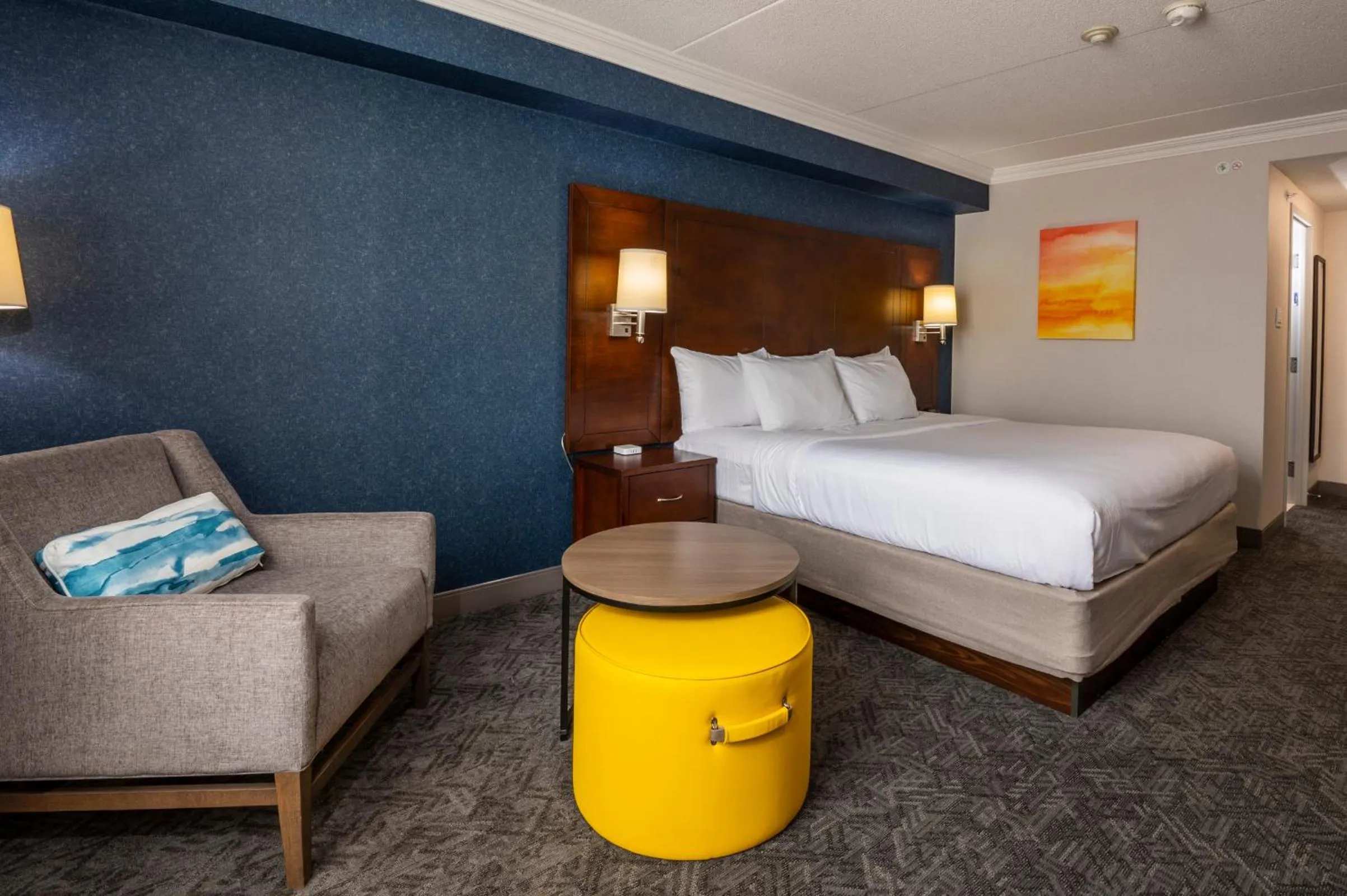 Photo of the whole room, Bed in Comfort Inn & Conference Centre Toronto Airport