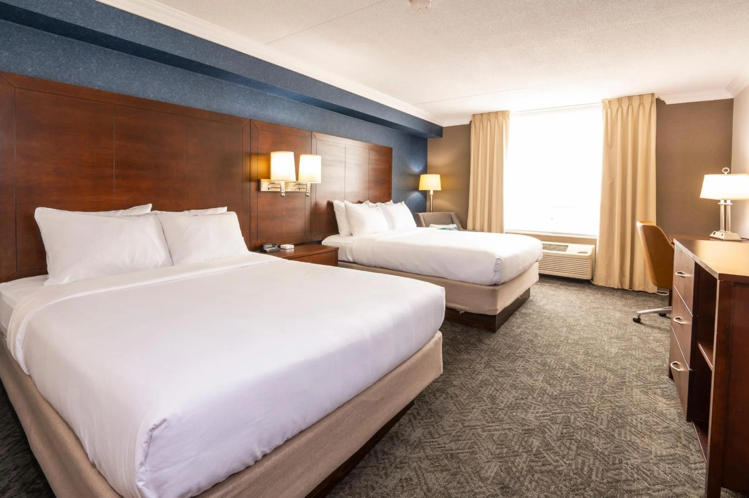 Photo of the whole room, Bed in Comfort Inn & Conference Centre Toronto Airport