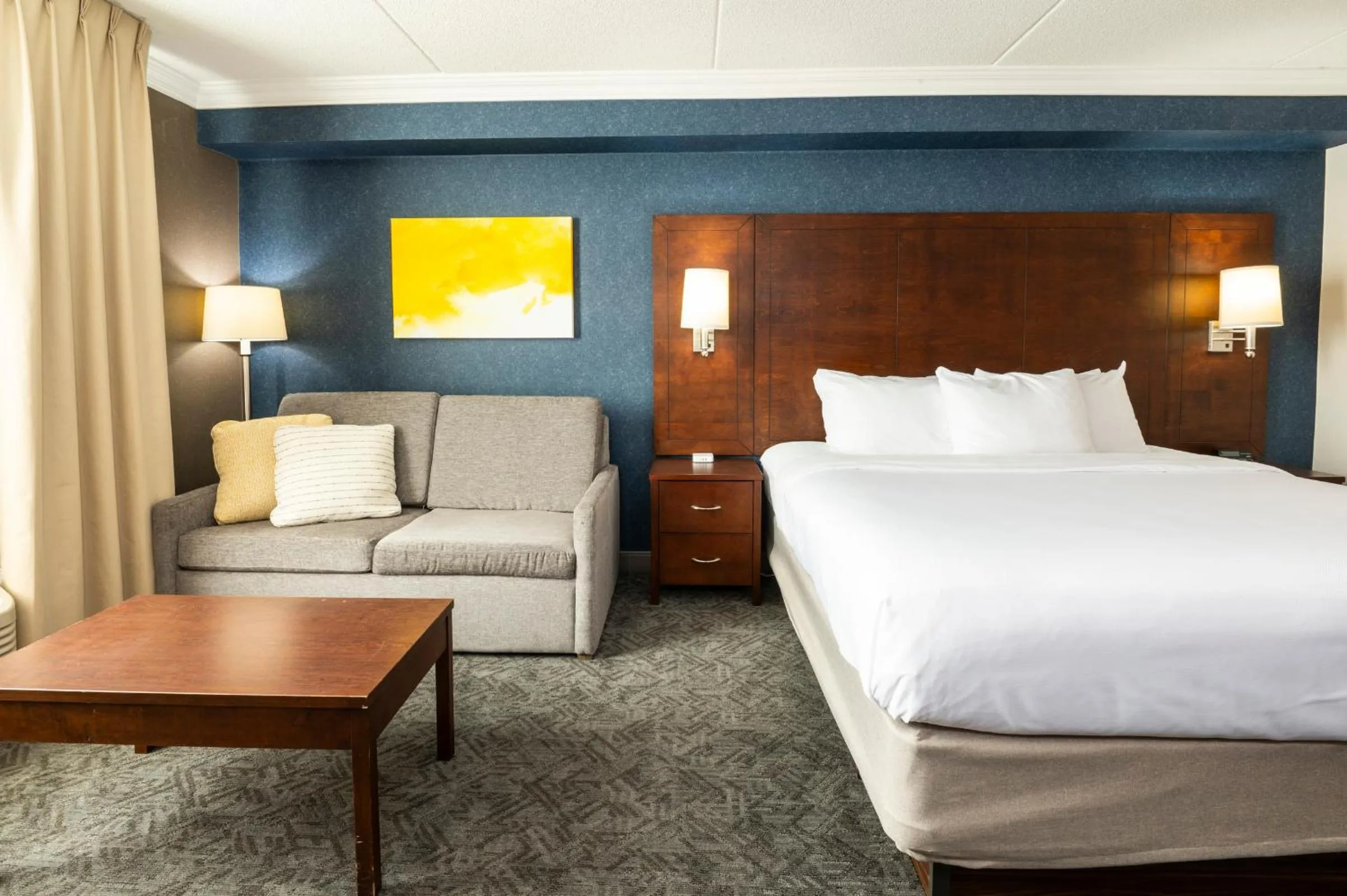 Photo of the whole room, Bed in Comfort Inn & Conference Centre Toronto Airport