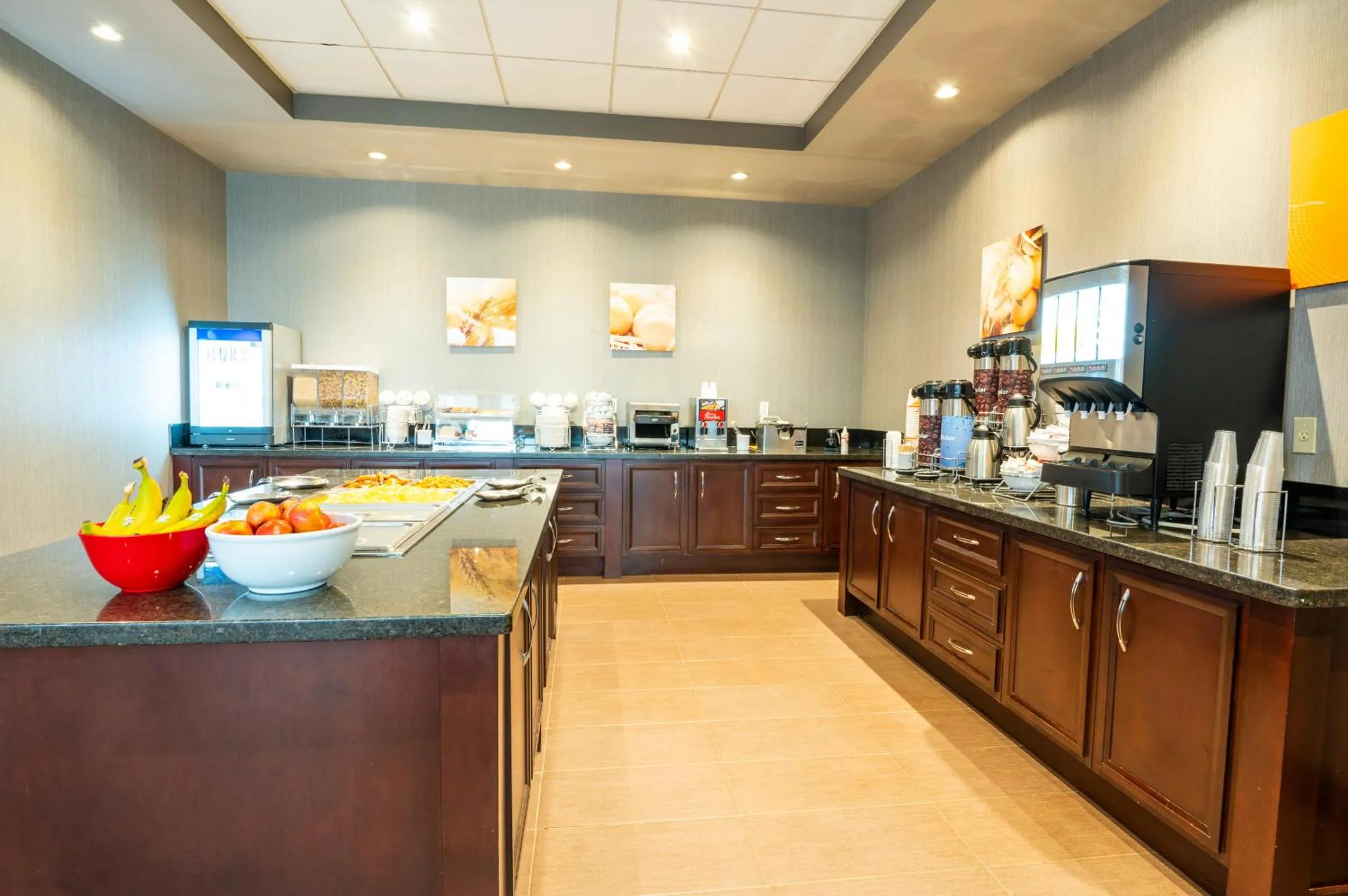 Restaurant/places to eat in Comfort Inn & Conference Centre Toronto Airport