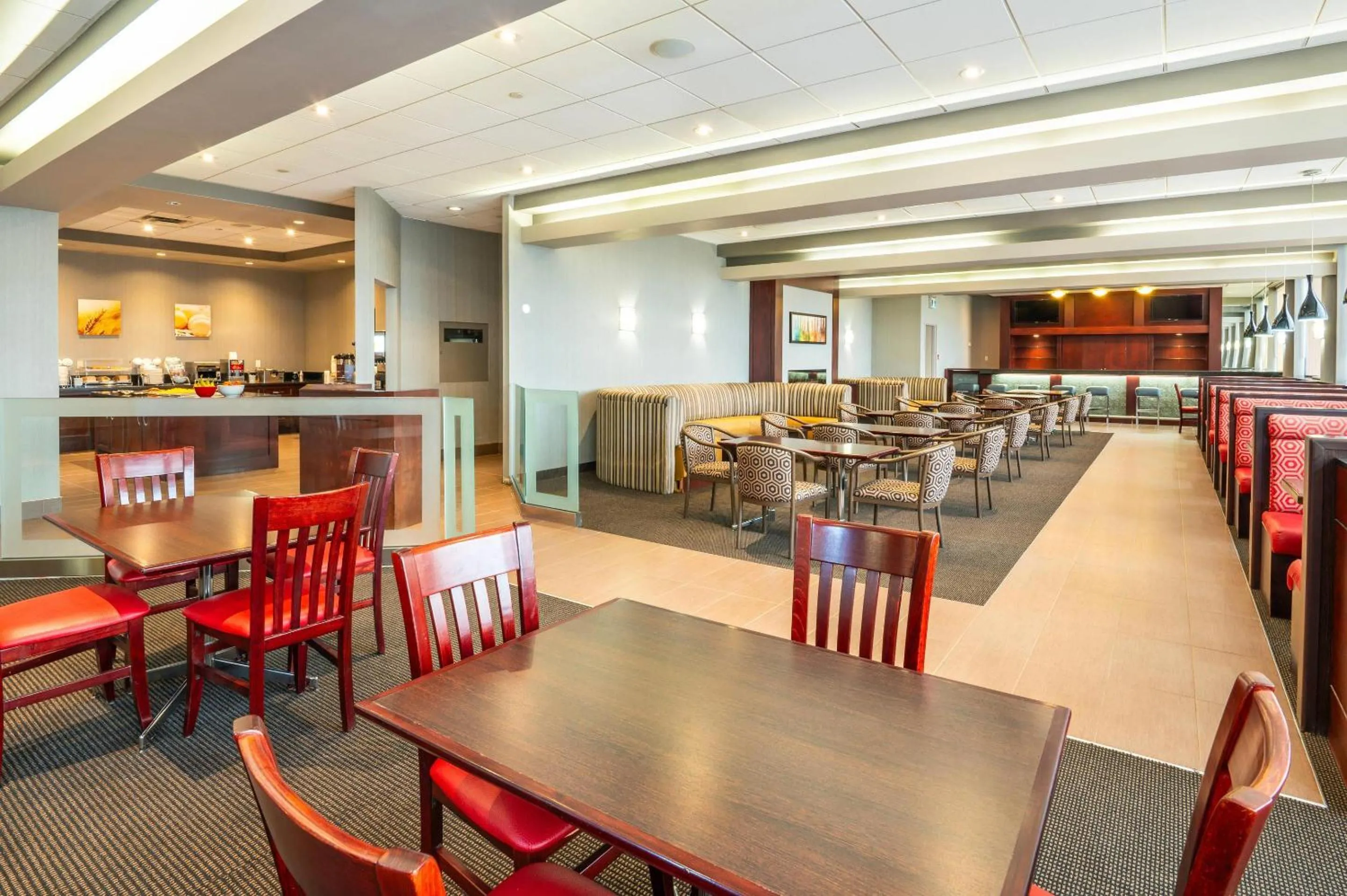 Breakfast in Comfort Inn & Conference Centre Toronto Airport