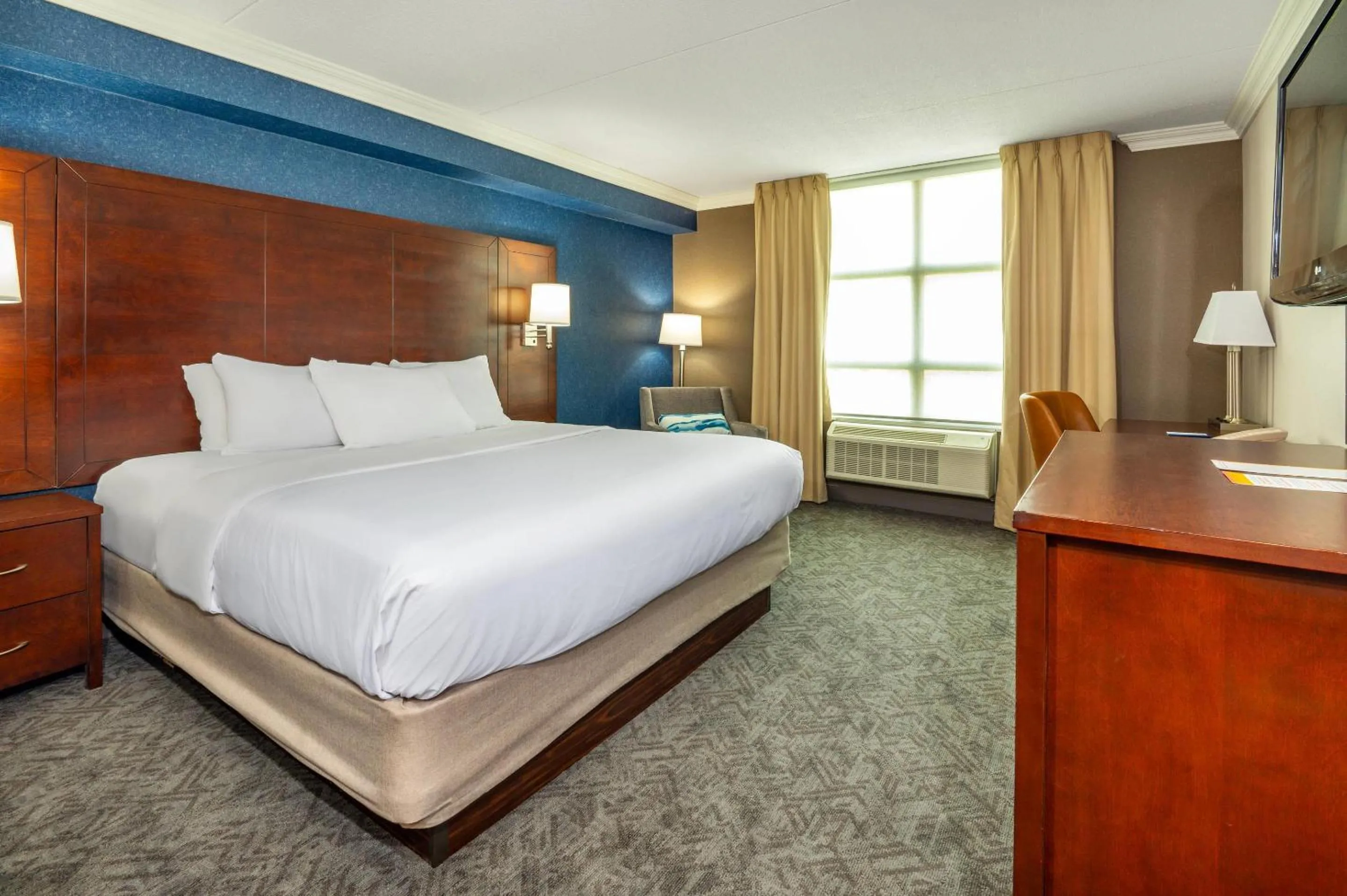 Bedroom, Bed in Comfort Inn & Conference Centre Toronto Airport