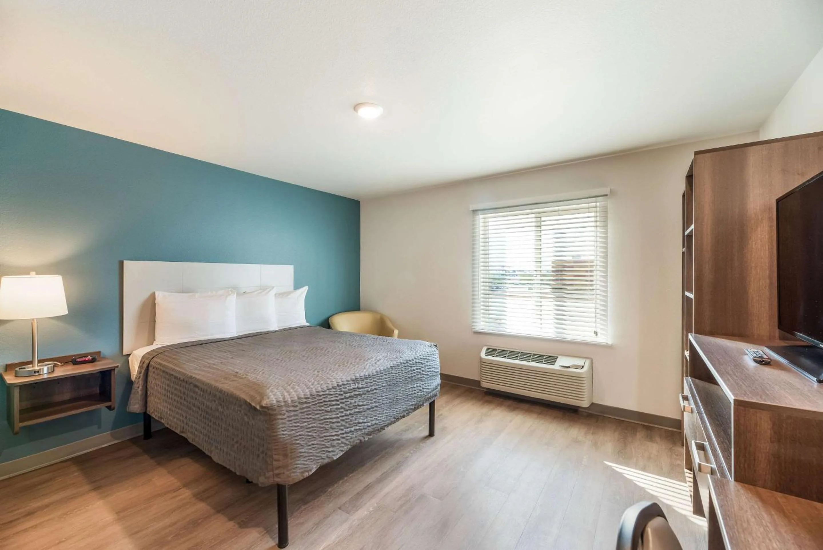 Photo of the whole room, Bed in WoodSpring Suites Tucson-South