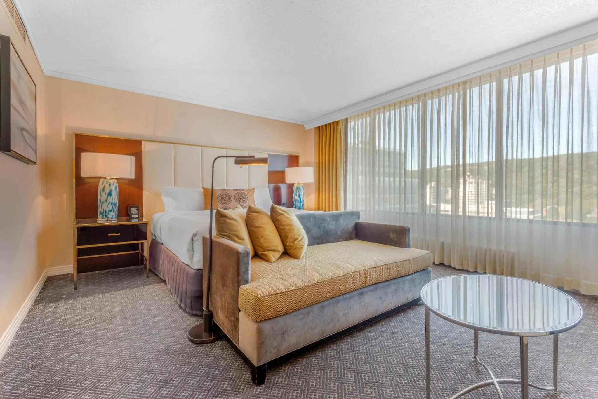 Photo of the whole room, Bed in Omni Mont-Royal Hotel