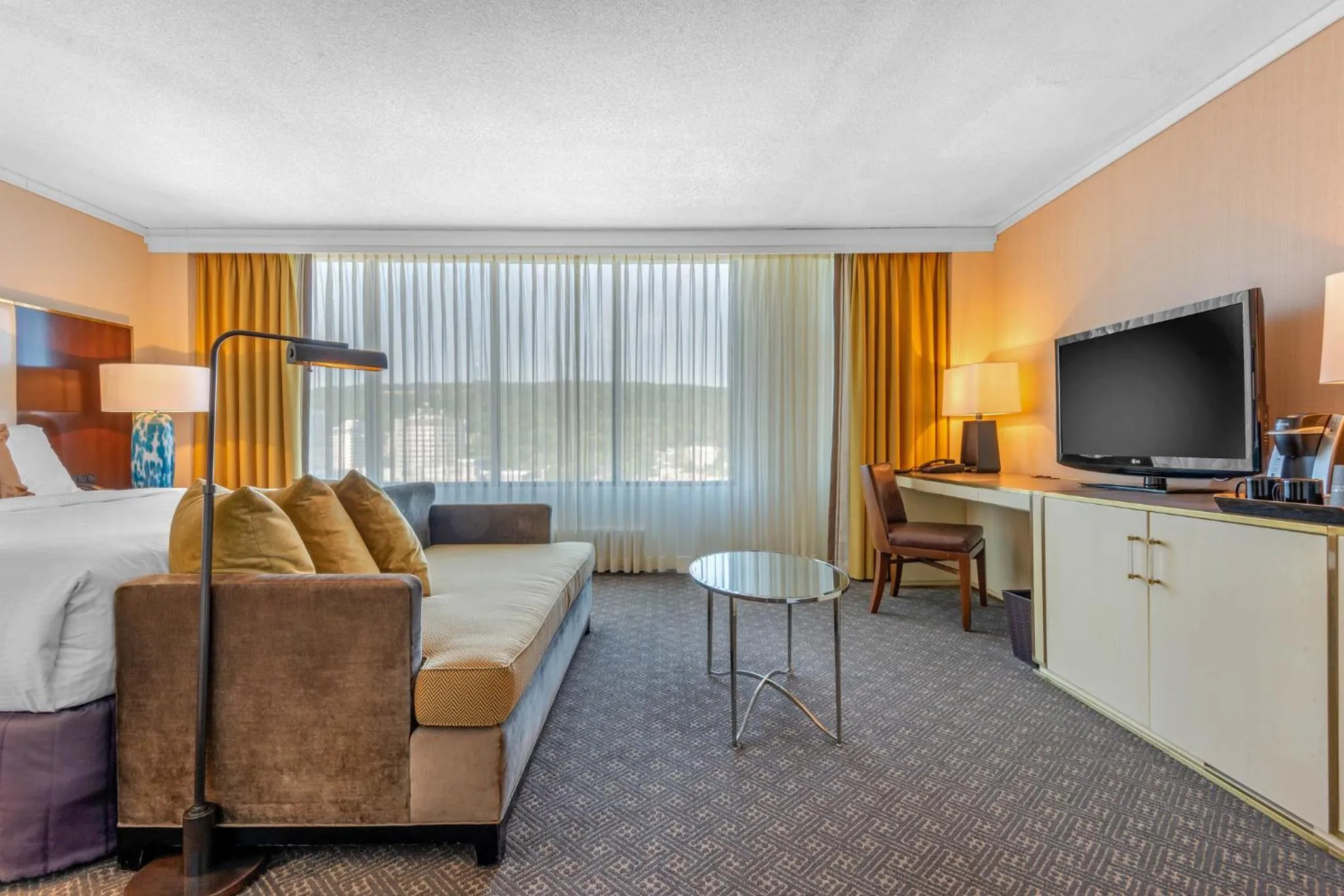 Photo of the whole room, Bed in Omni Mont-Royal Hotel