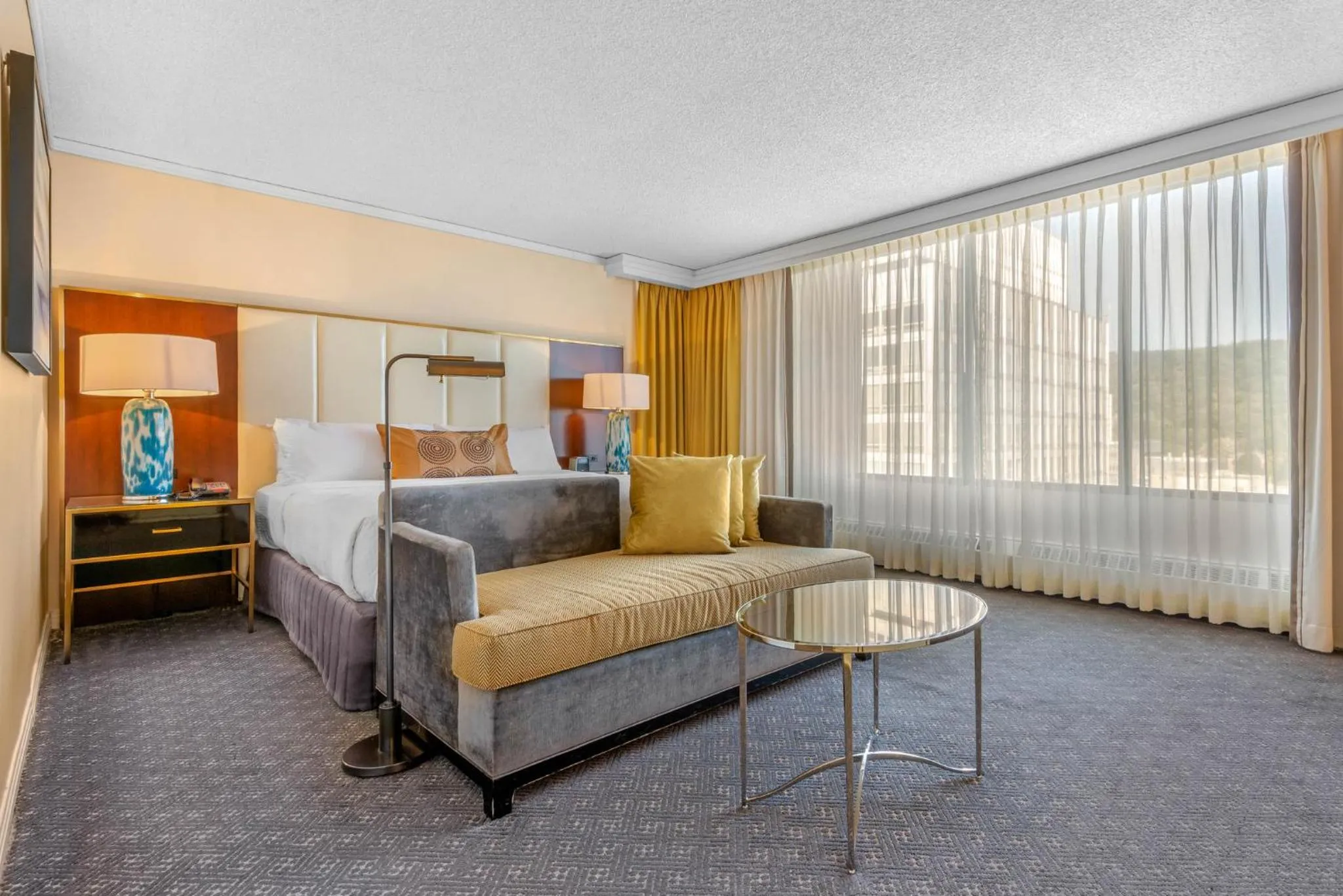 Photo of the whole room, Bed in Omni Mont-Royal Hotel