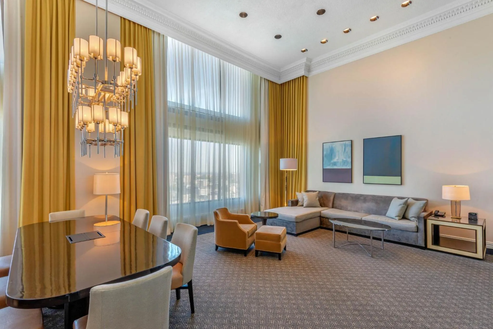 Photo of the whole room in Omni Mont-Royal Hotel