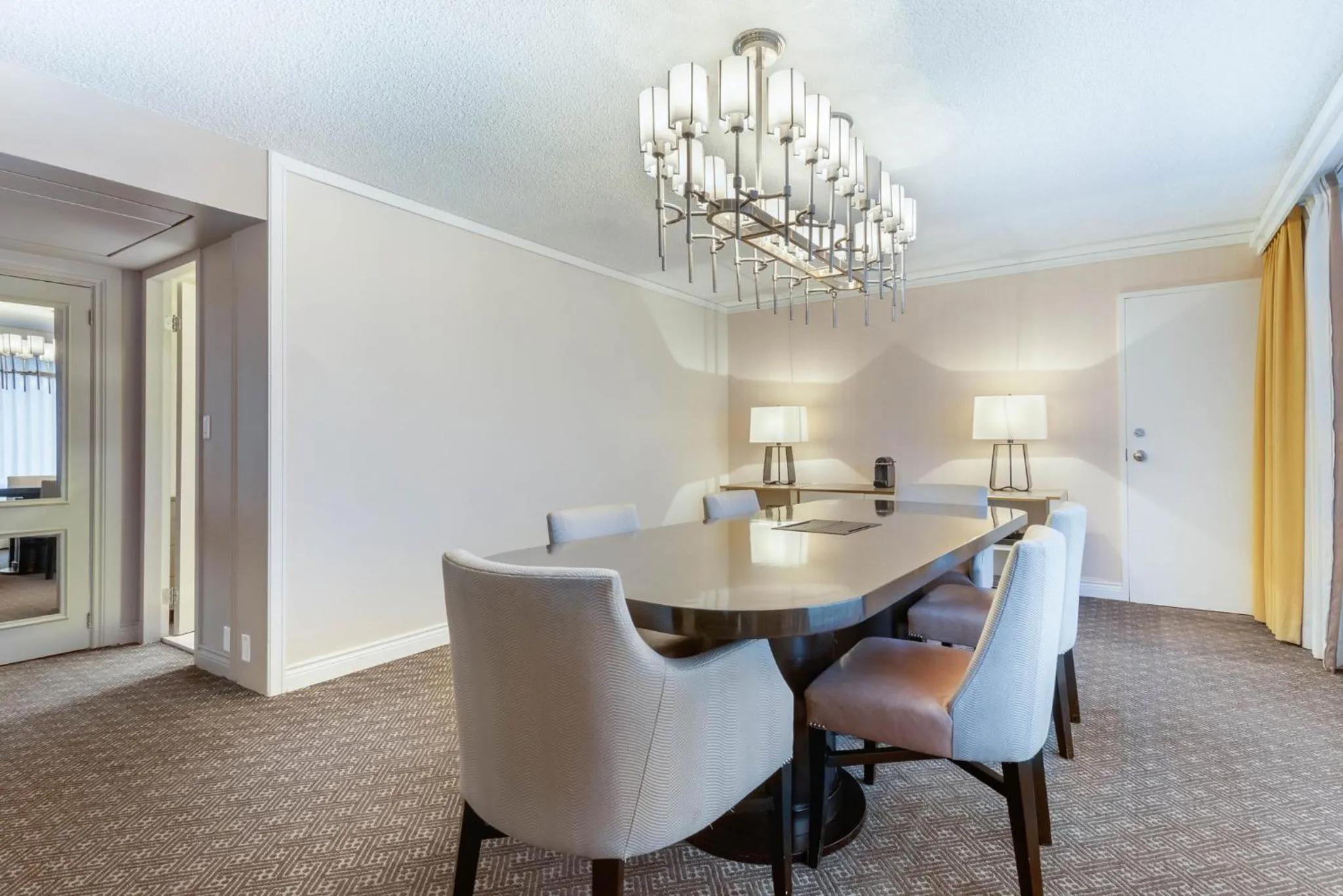 Photo of the whole room in Omni Mont-Royal Hotel