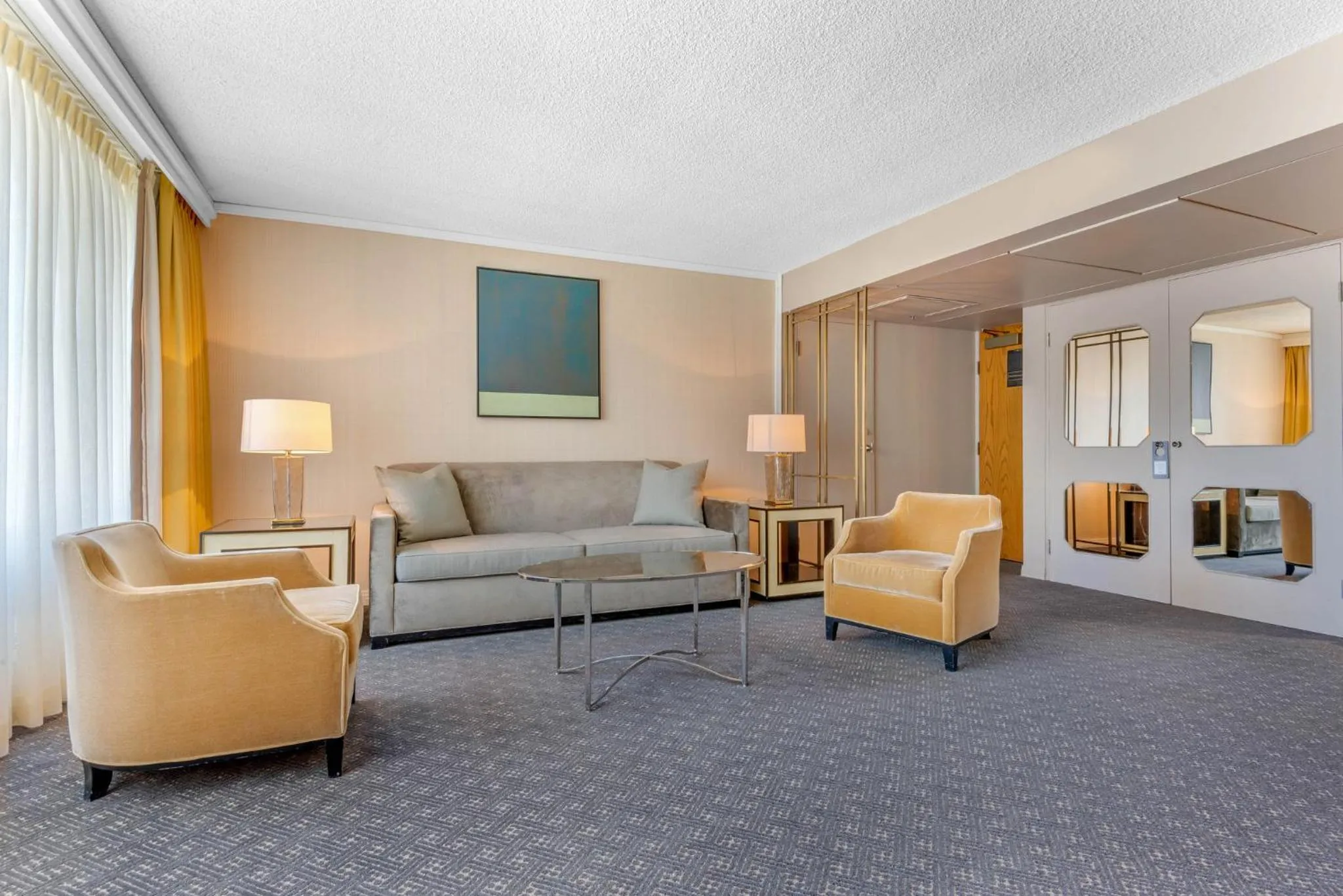 Photo of the whole room in Omni Mont-Royal Hotel