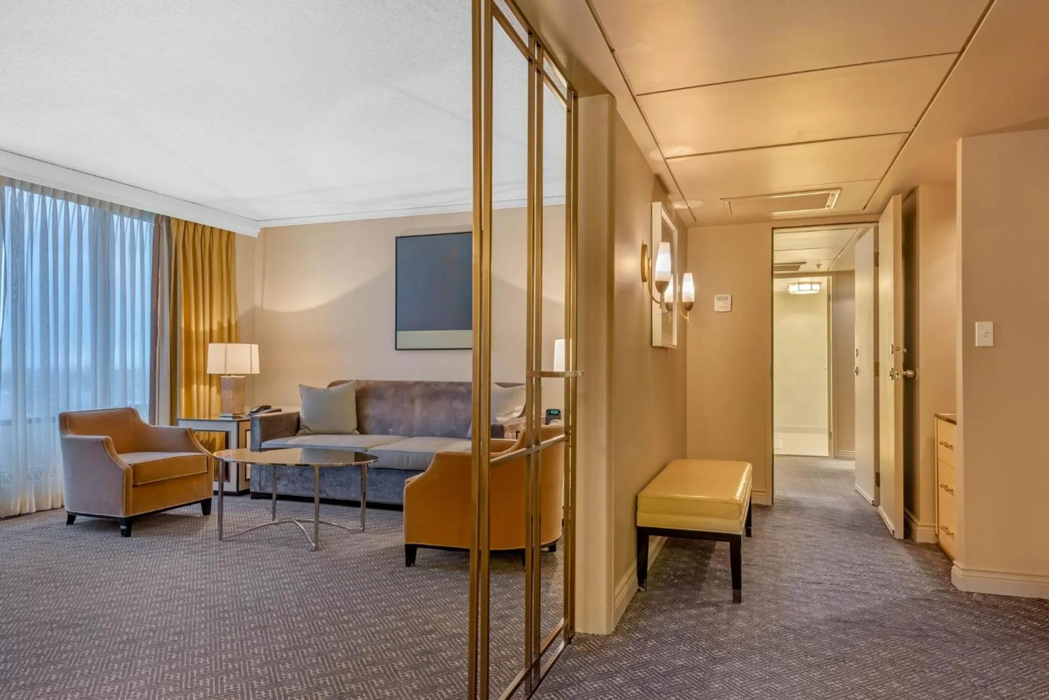 Photo of the whole room in Omni Mont-Royal Hotel