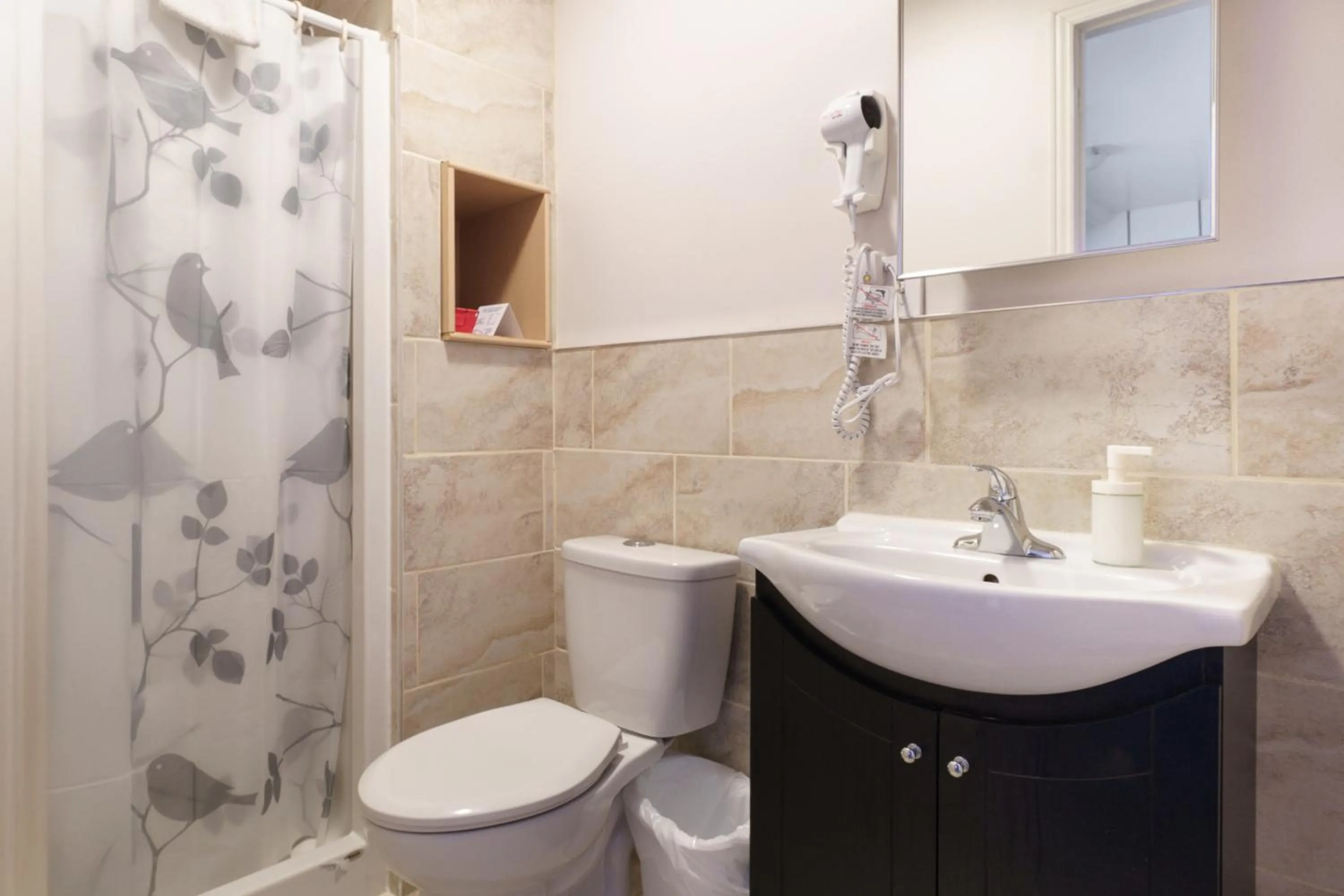 Toilet in Hotel Auberge Manoir Ville Marie