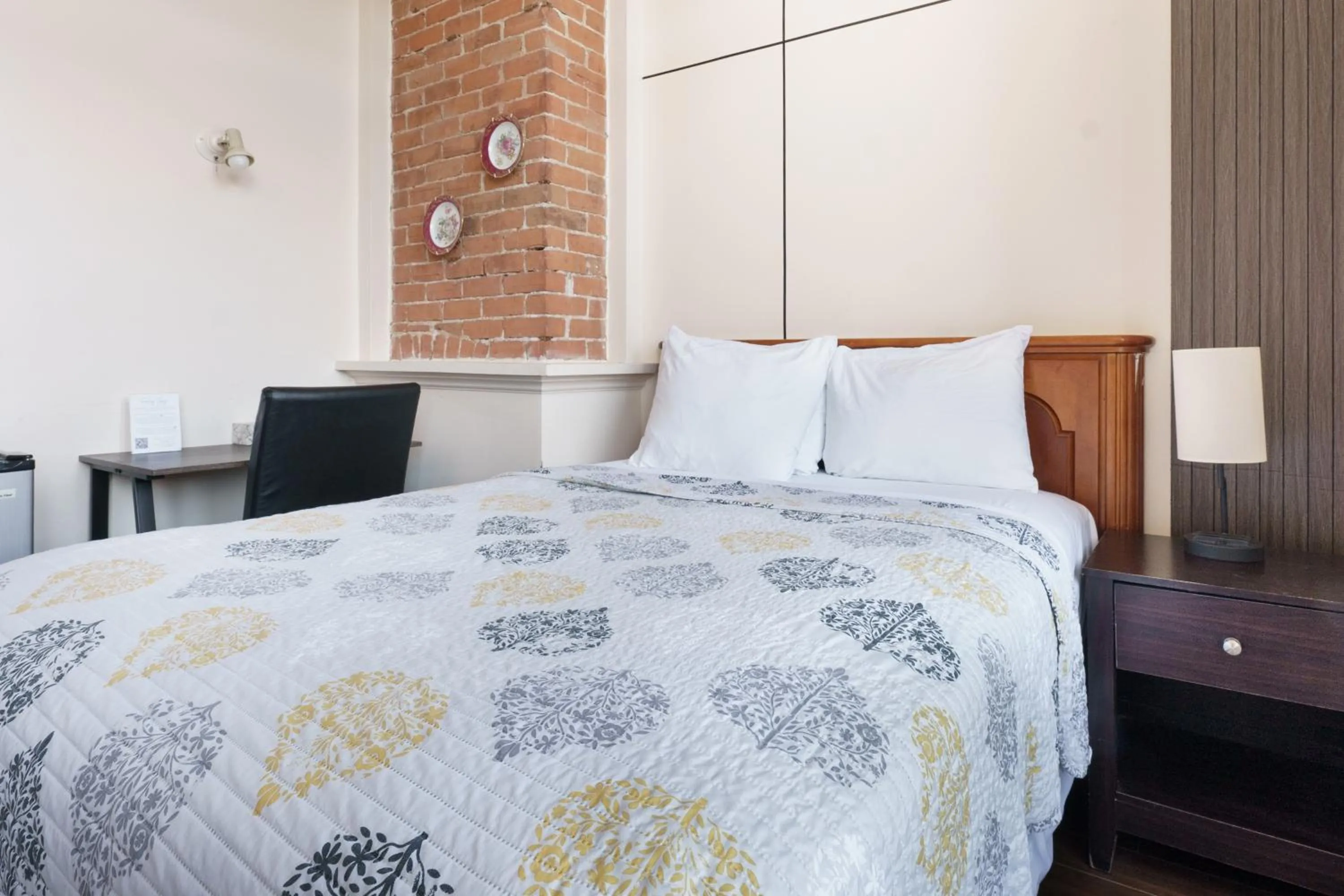 Bed in Hotel Auberge Manoir Ville Marie