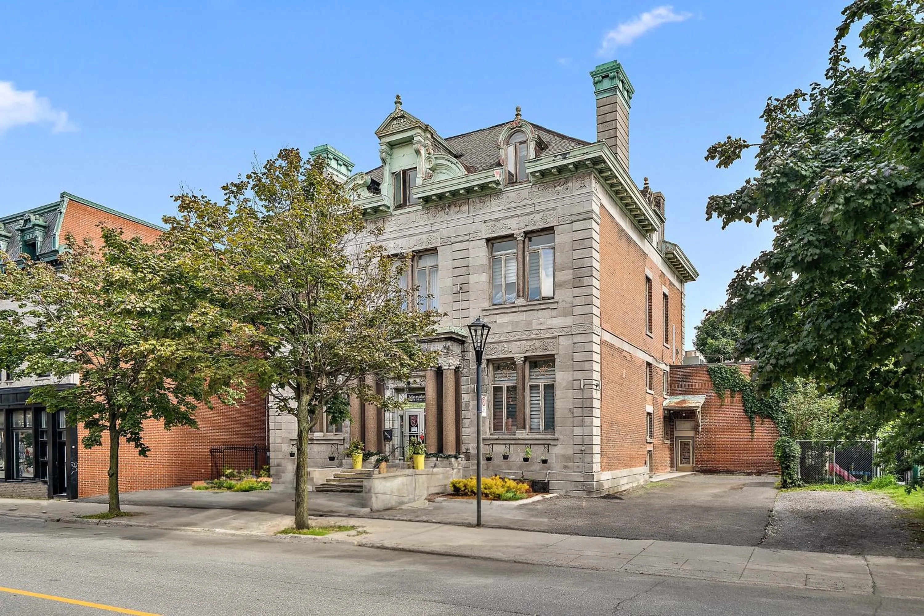 Property building in Hotel Auberge Manoir Ville Marie
