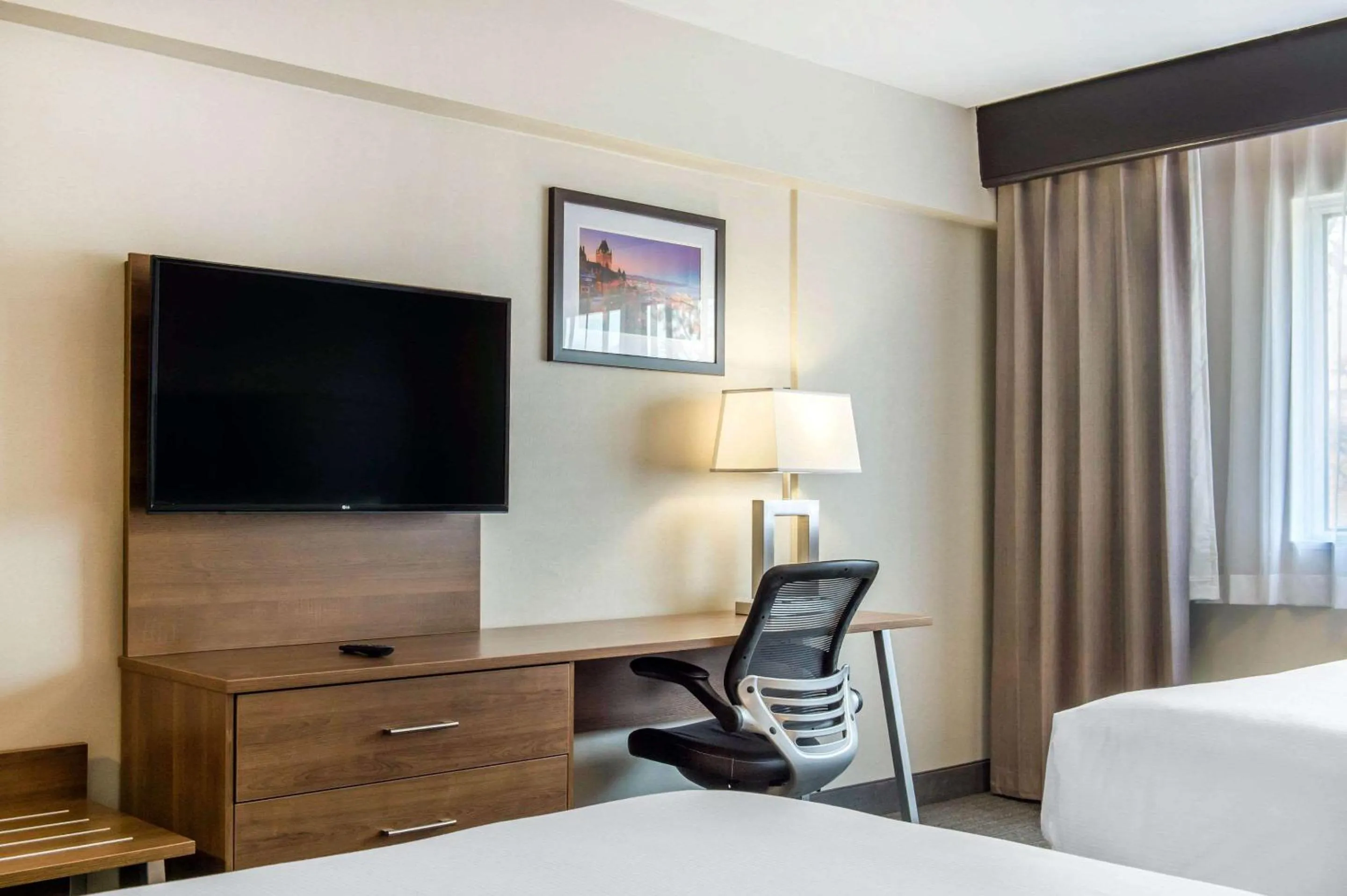 Photo of the whole room, Bed in Quality Hotel Dorval Aeroport