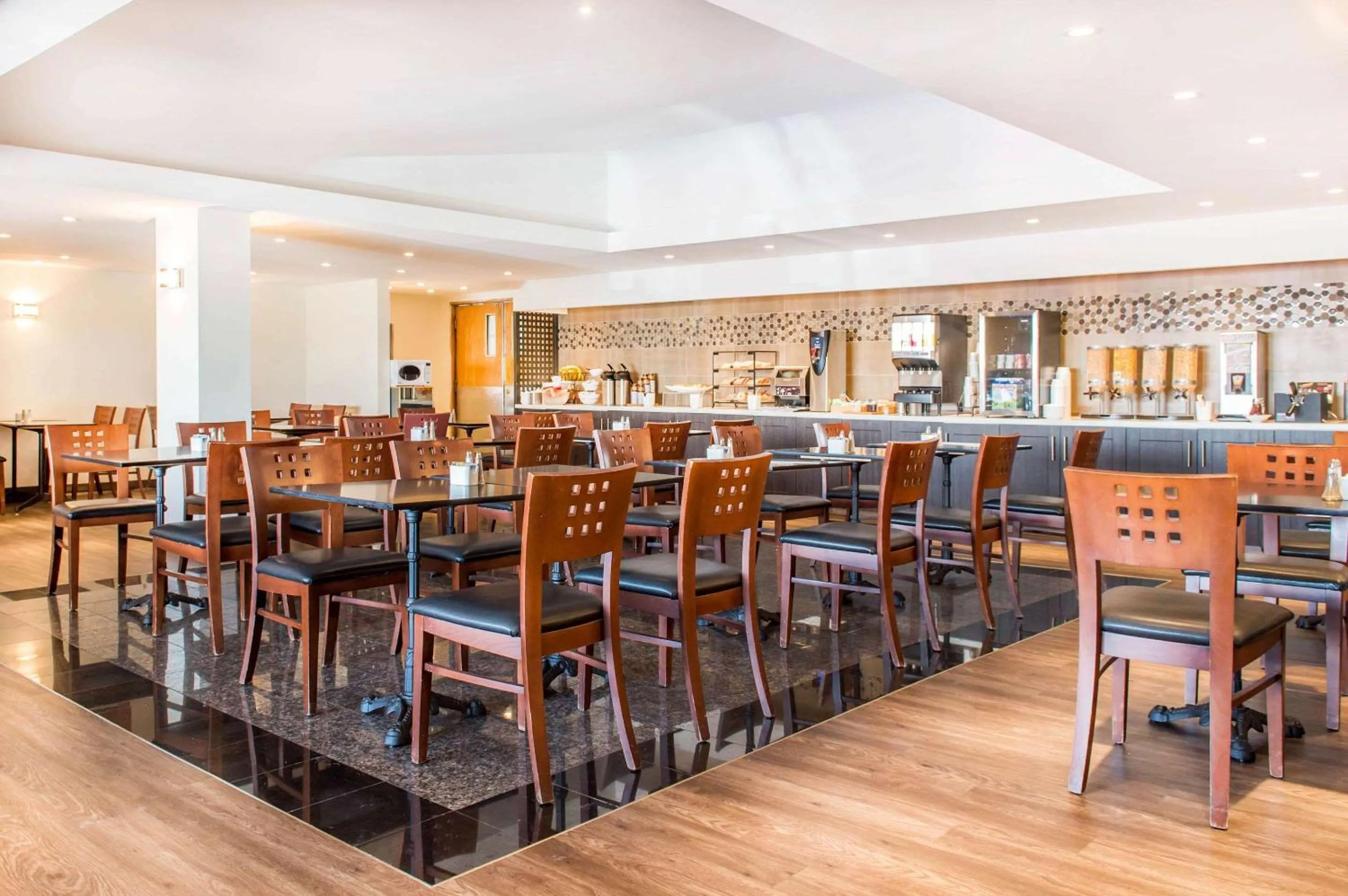 Restaurant/places to eat in Quality Hotel Dorval Aeroport