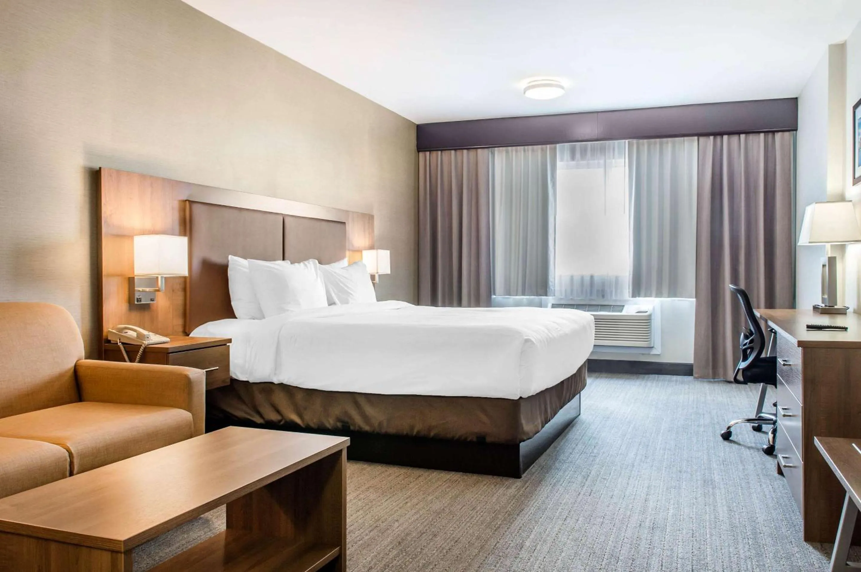 Bedroom, Bed in Quality Hotel Dorval Aeroport