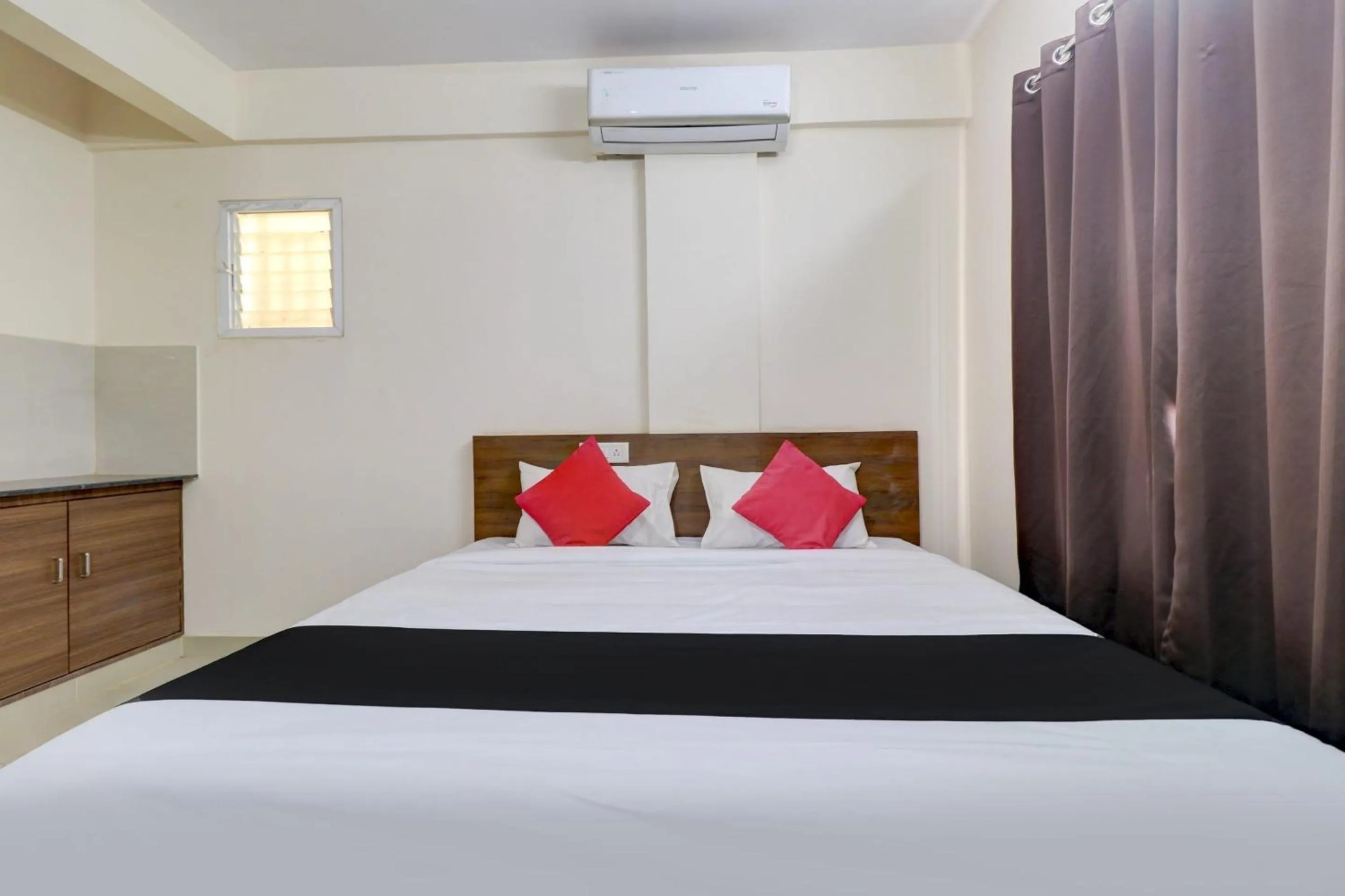 Bedroom, Bed in Hotel O Elite Lifestyle Red Rose Near 7d Voyage