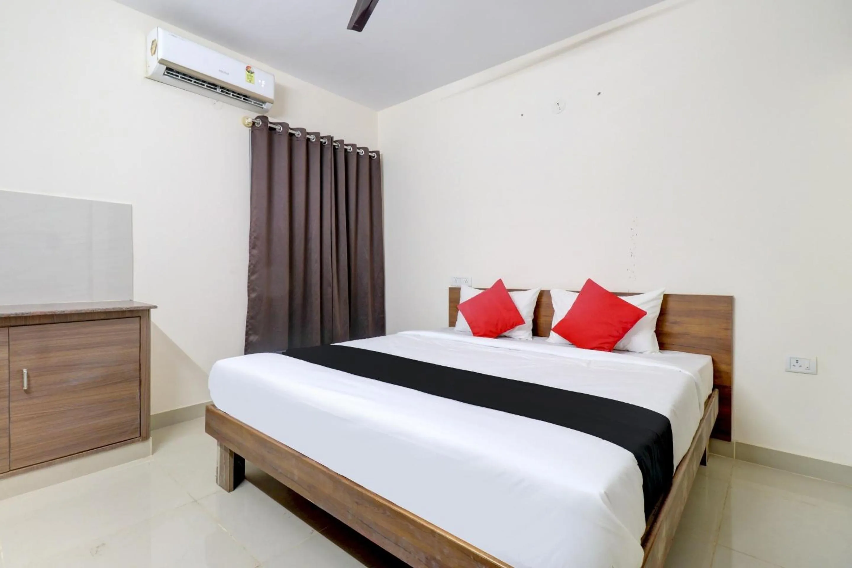 Bedroom, Bed in Hotel O Elite Lifestyle Red Rose Near 7d Voyage