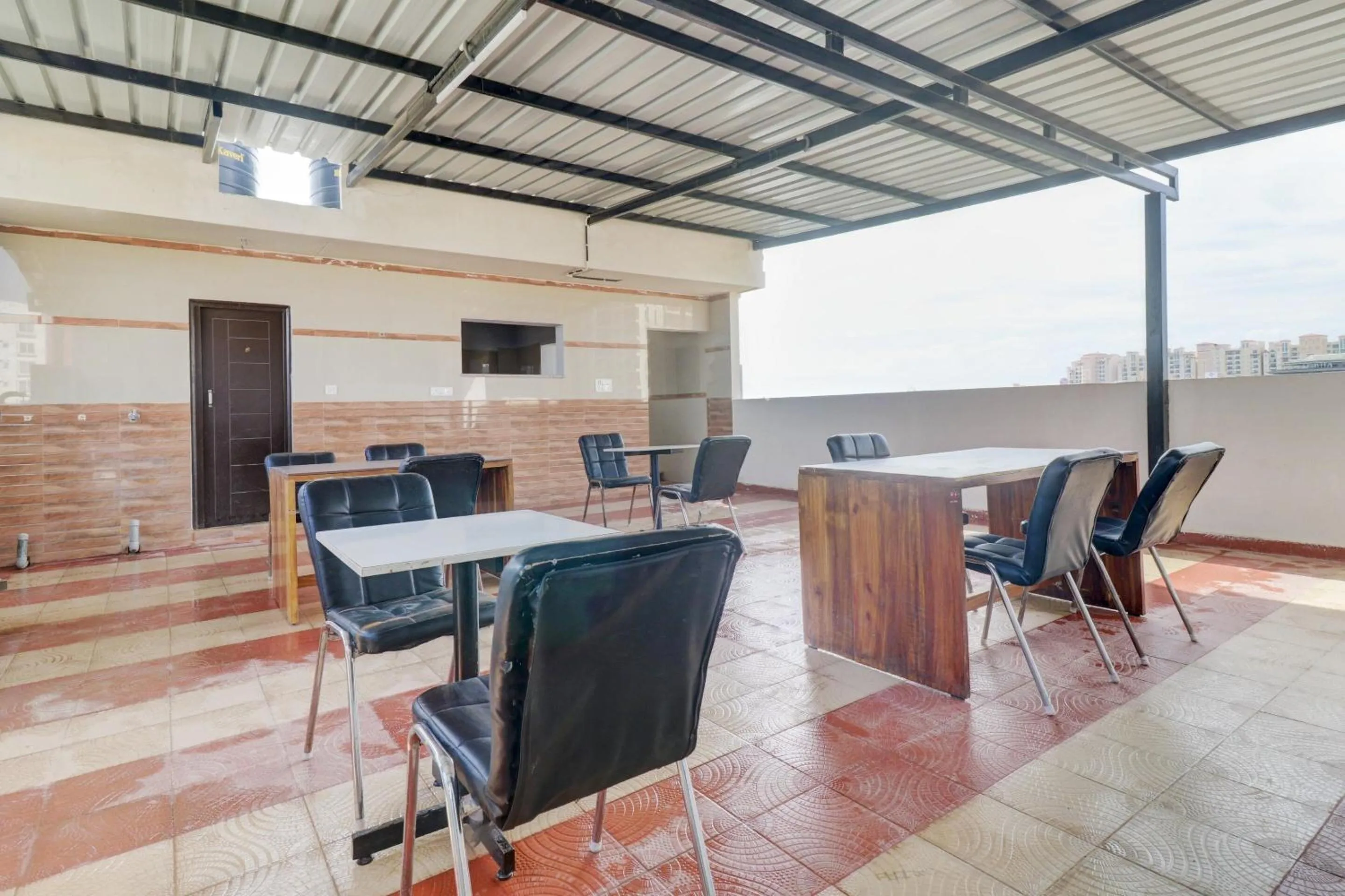 Facade/entrance in Hotel O Elite Lifestyle Red Rose Near 7d Voyage