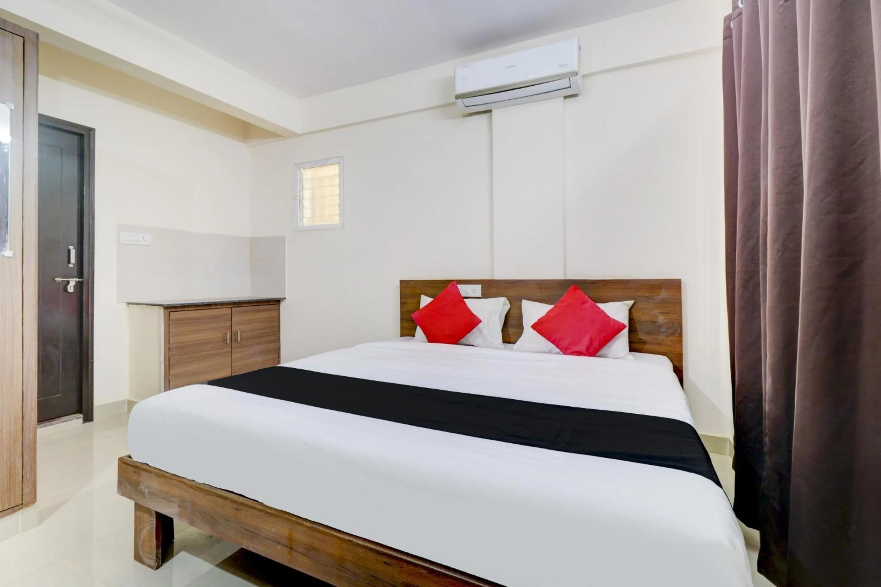 Bedroom, Bed in Hotel O Elite Lifestyle Red Rose Near 7d Voyage