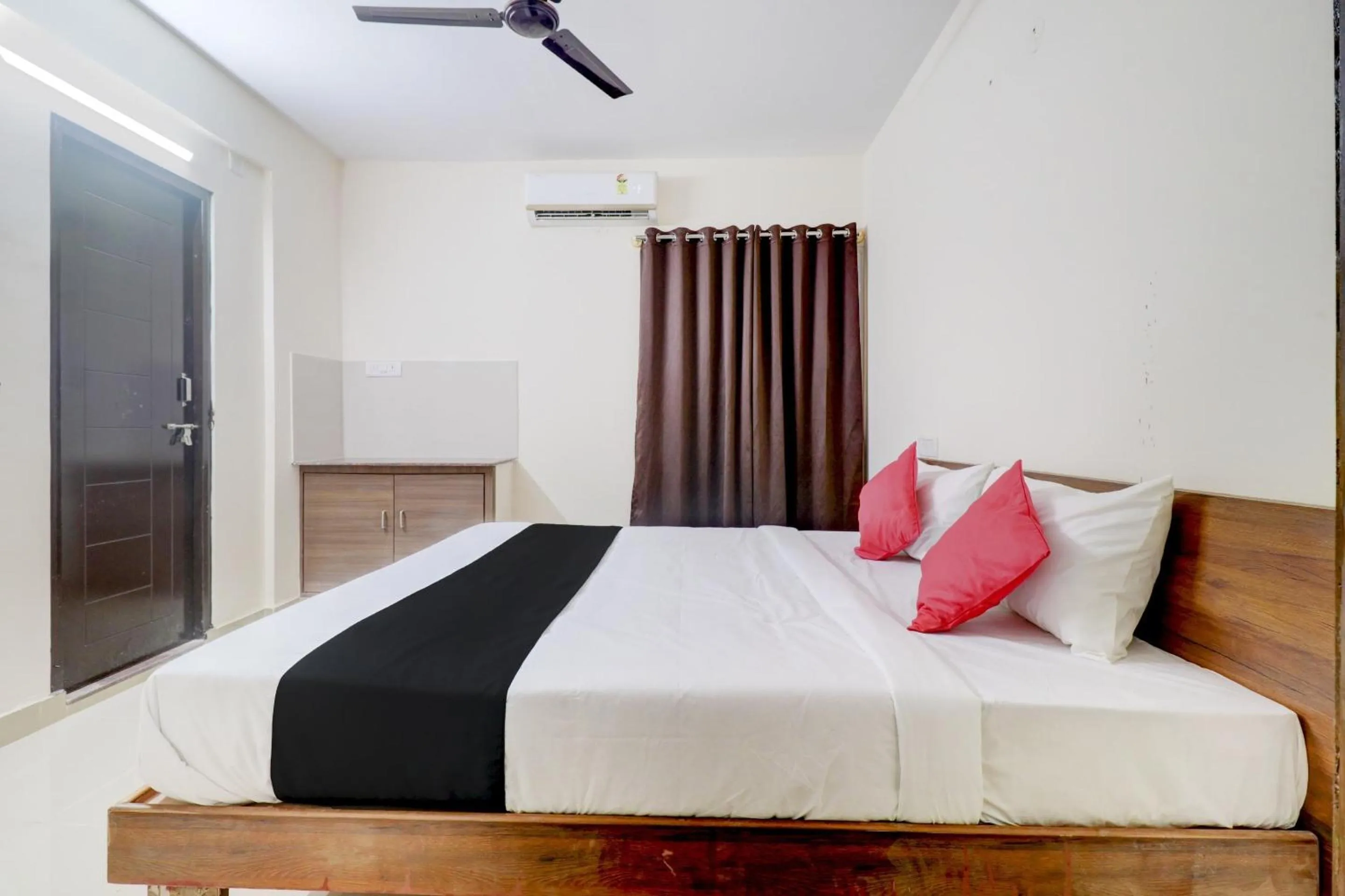 Bedroom, Bed in Hotel O Elite Lifestyle Red Rose Near 7d Voyage