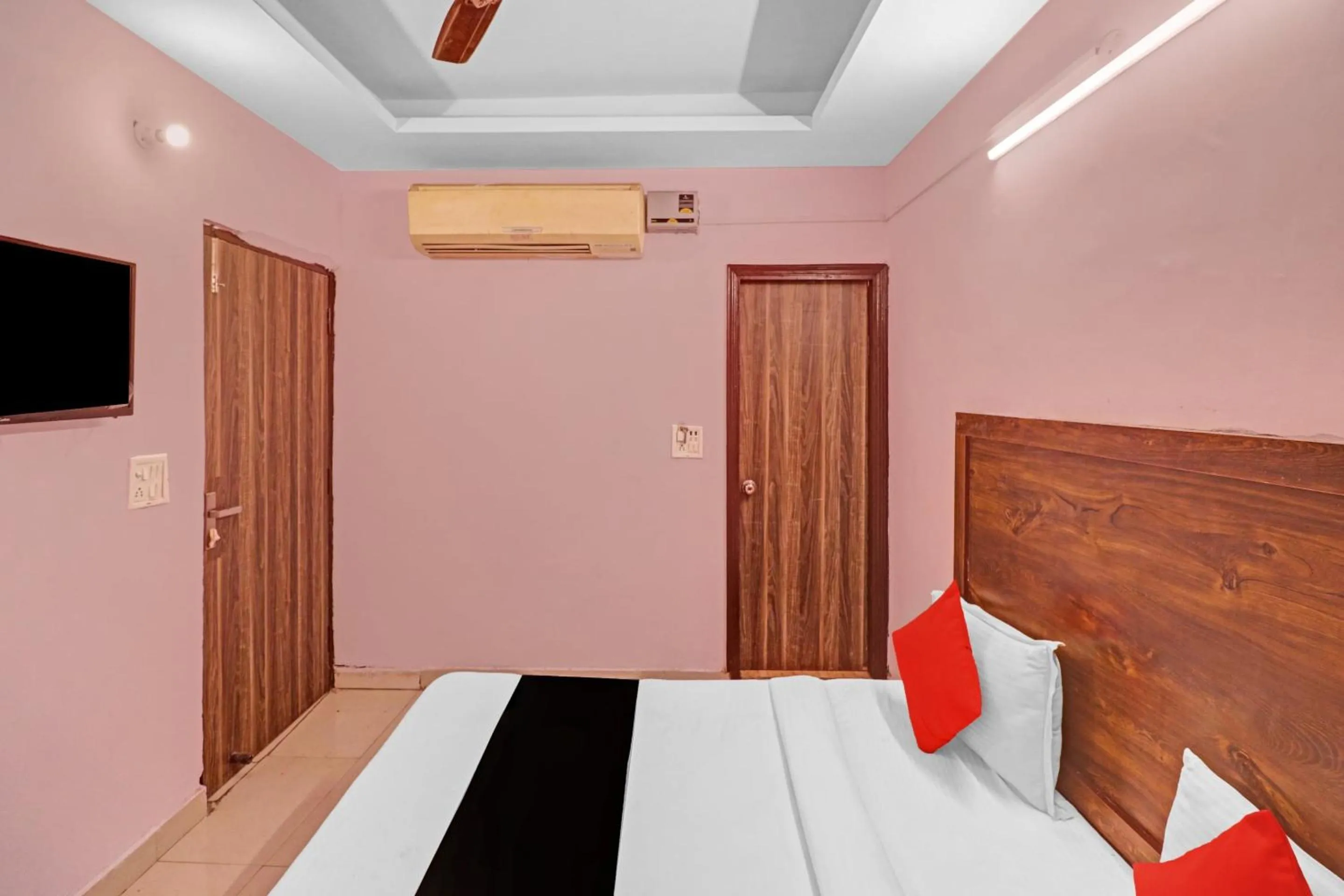 Facade/entrance, Bed in Hotel O Cherry Inn