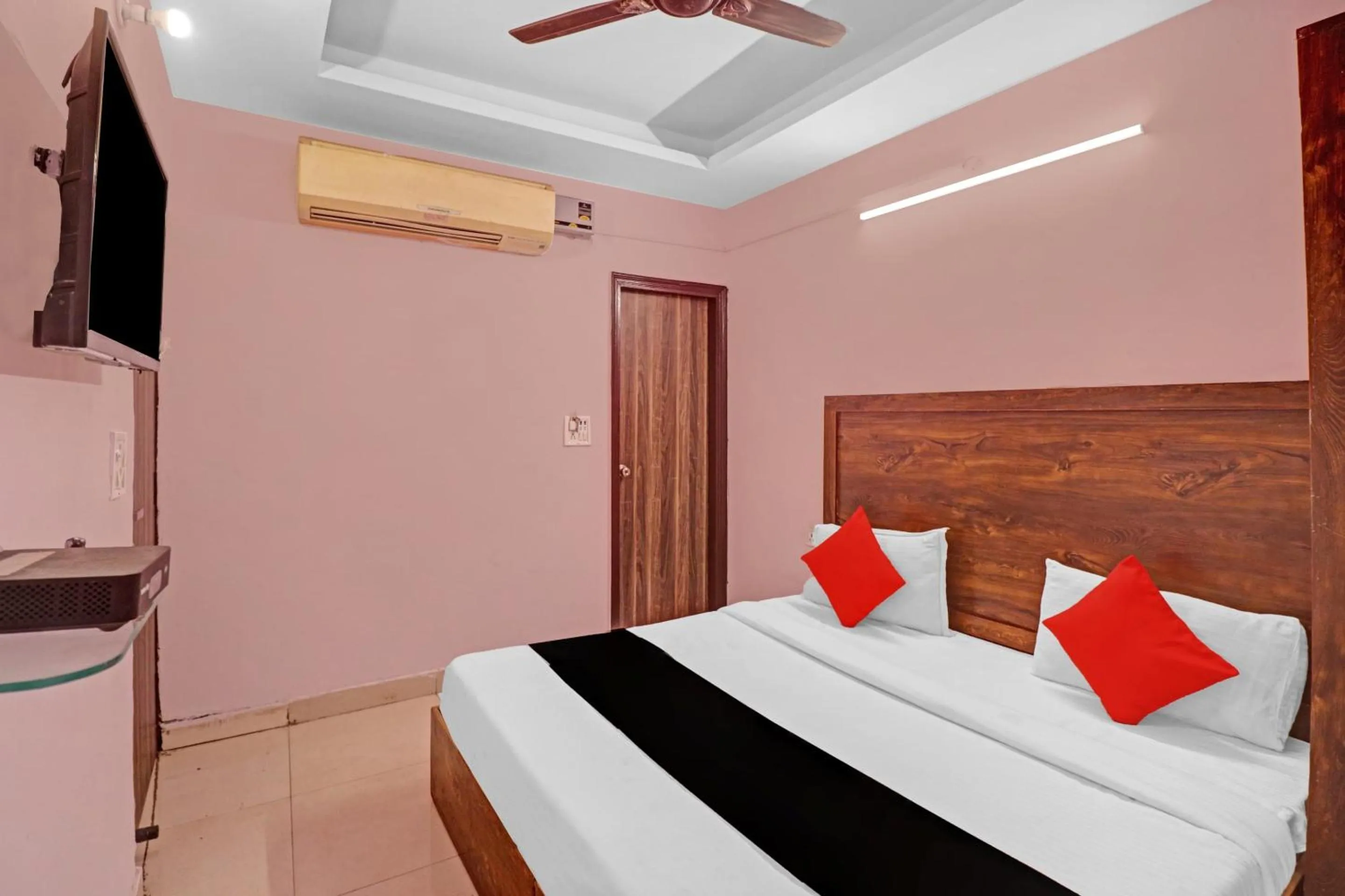 Bedroom, Bed in Hotel O Cherry Inn