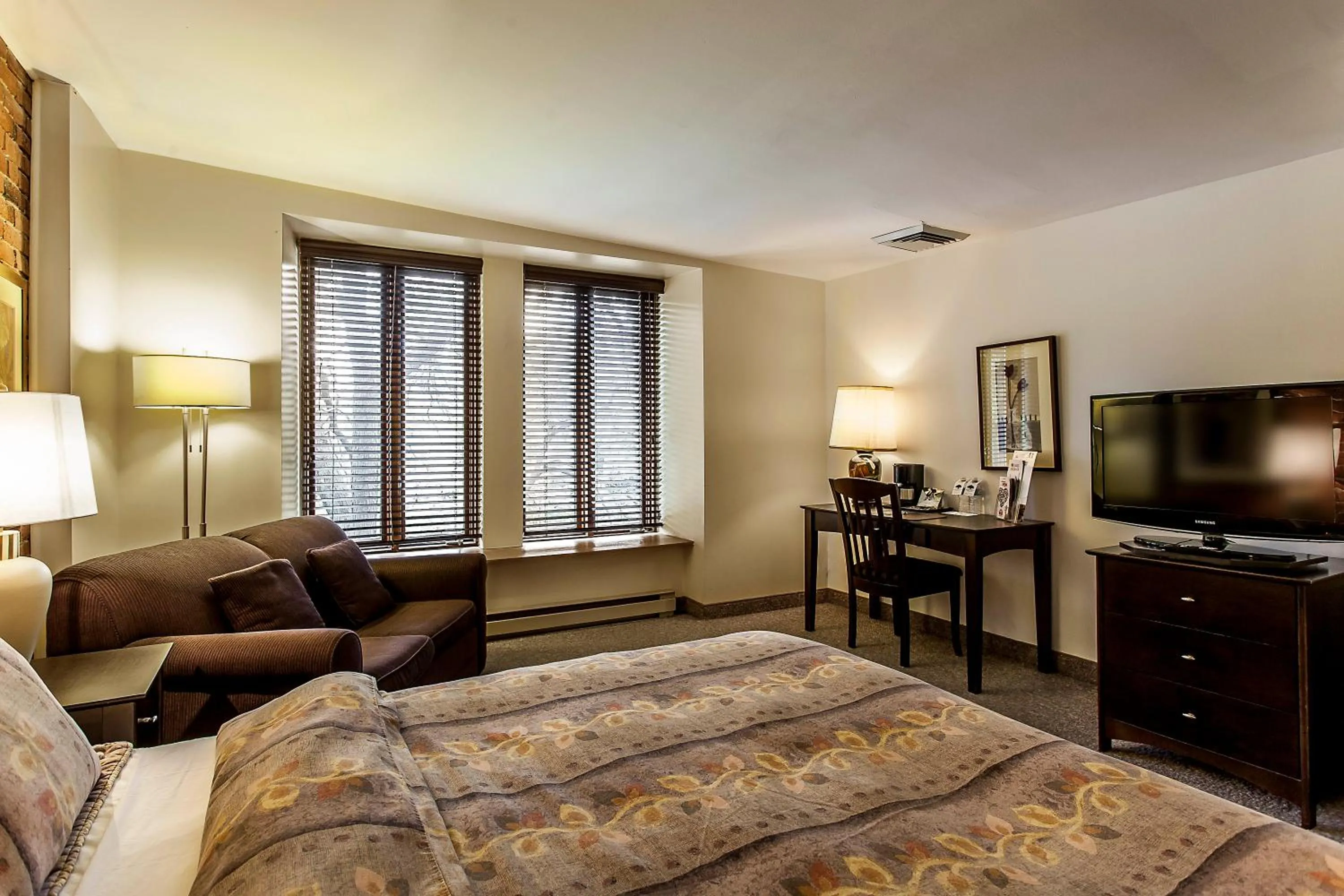 Seating area, Bed in Auberge de La Fontaine