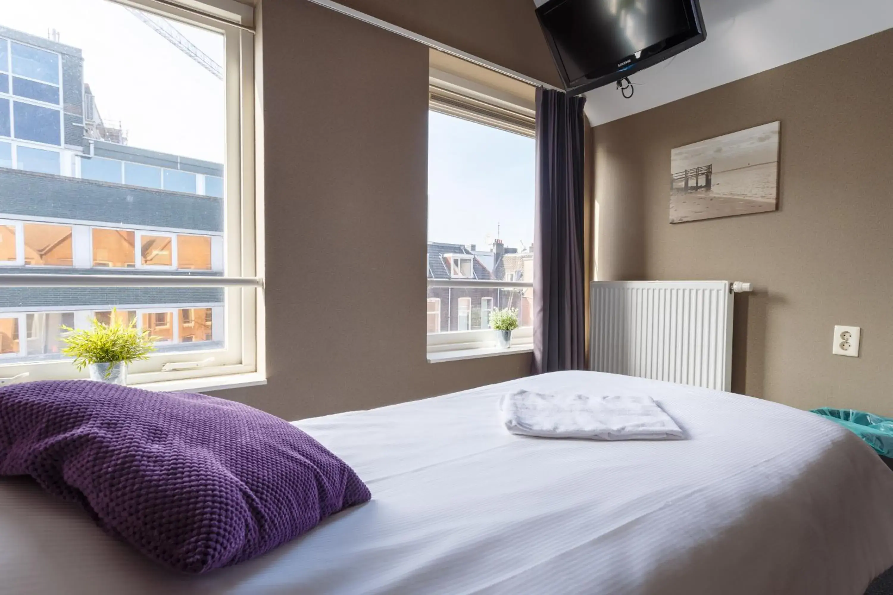 Budget Single Room with Shared Bathroom in Hotel Santa Maria Budget Single Room with Shared Bathroom in Hotel Santa Maria