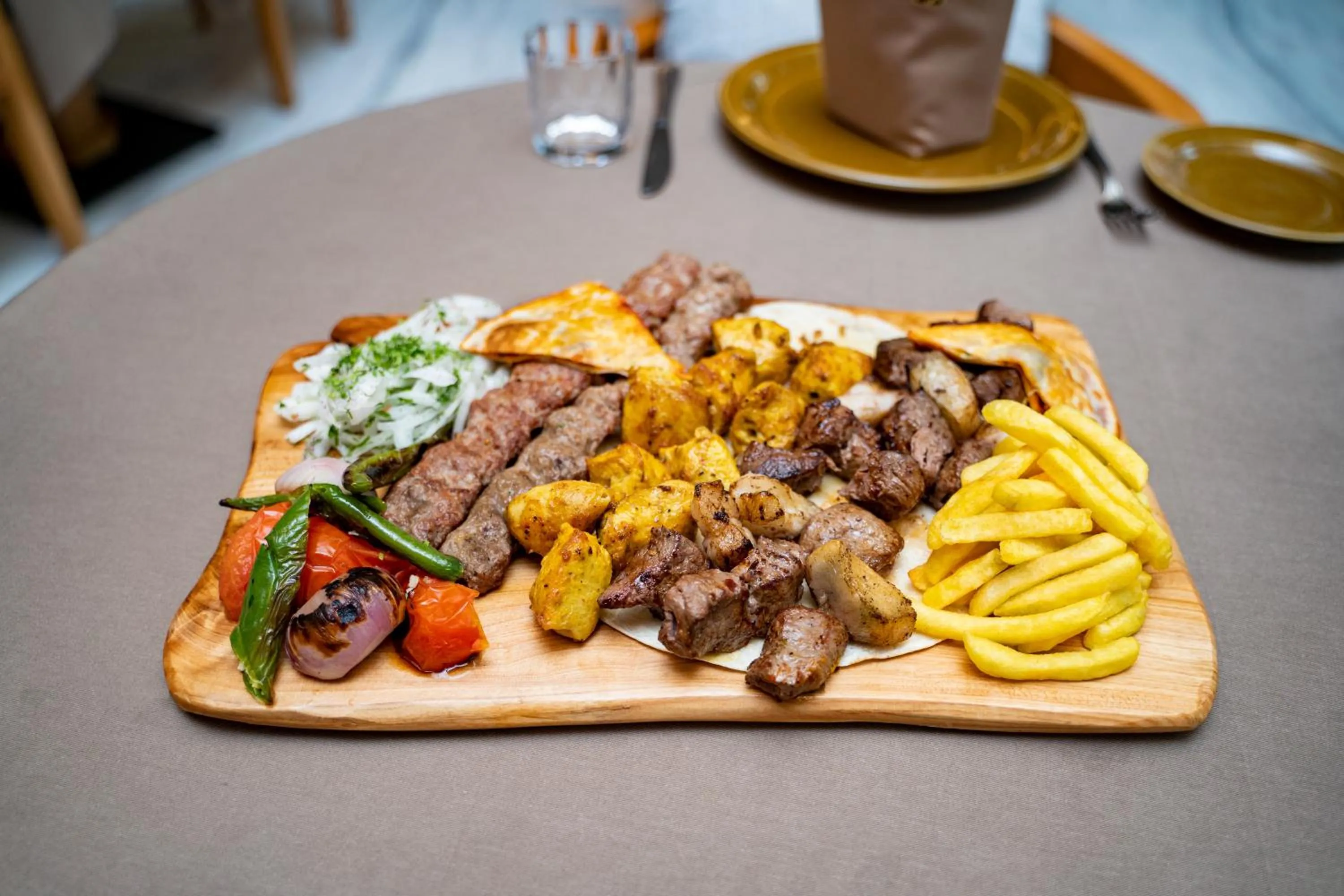 Restaurant/places to eat in Luxe Grand Hotel Apartments