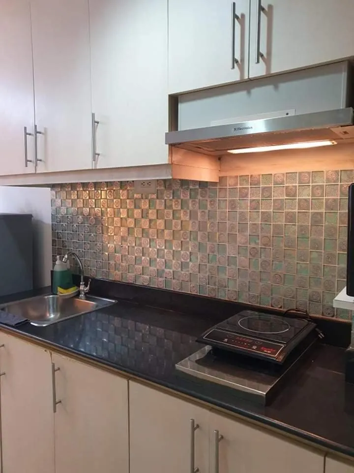 Kitchen or kitchenette in Vangie's Place at SEA RESIDENCES