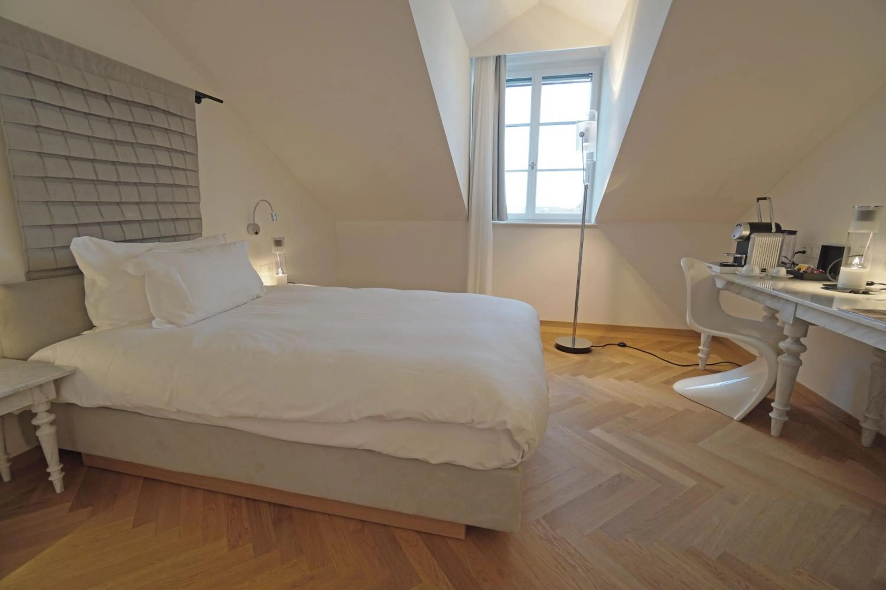 Bed in CASPAR Swiss Quality Hotel