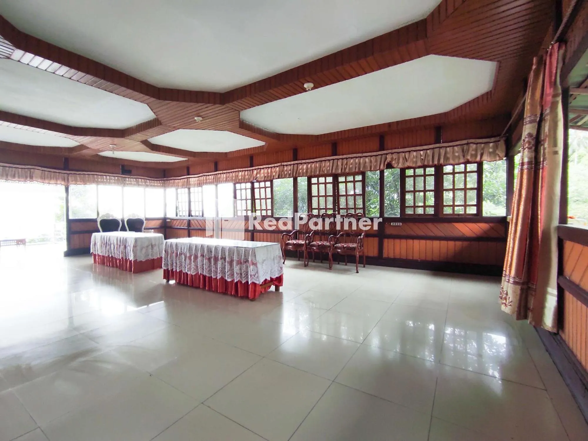 Seating area in Hotel Makatembo Tomohon Mitra RedDoorz