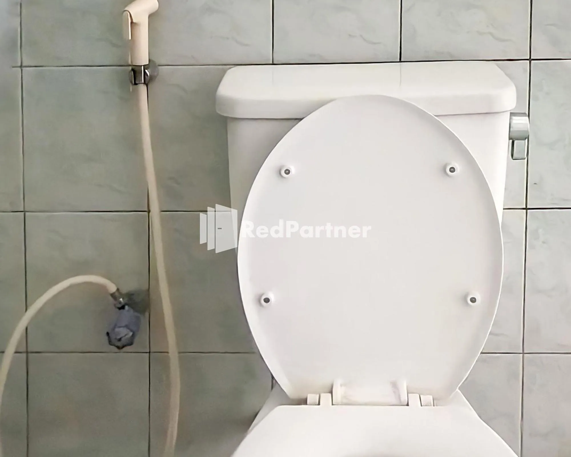 Bathroom in Hotel Makatembo Tomohon Mitra RedDoorz