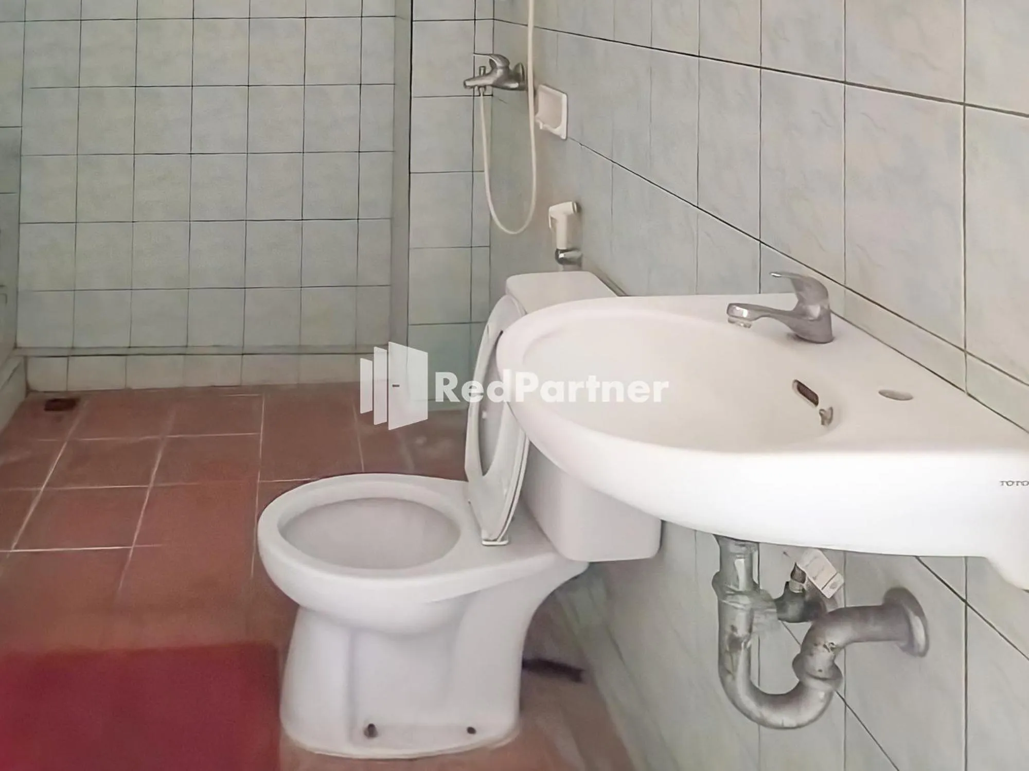 Bathroom in Hotel Makatembo Tomohon Mitra RedDoorz