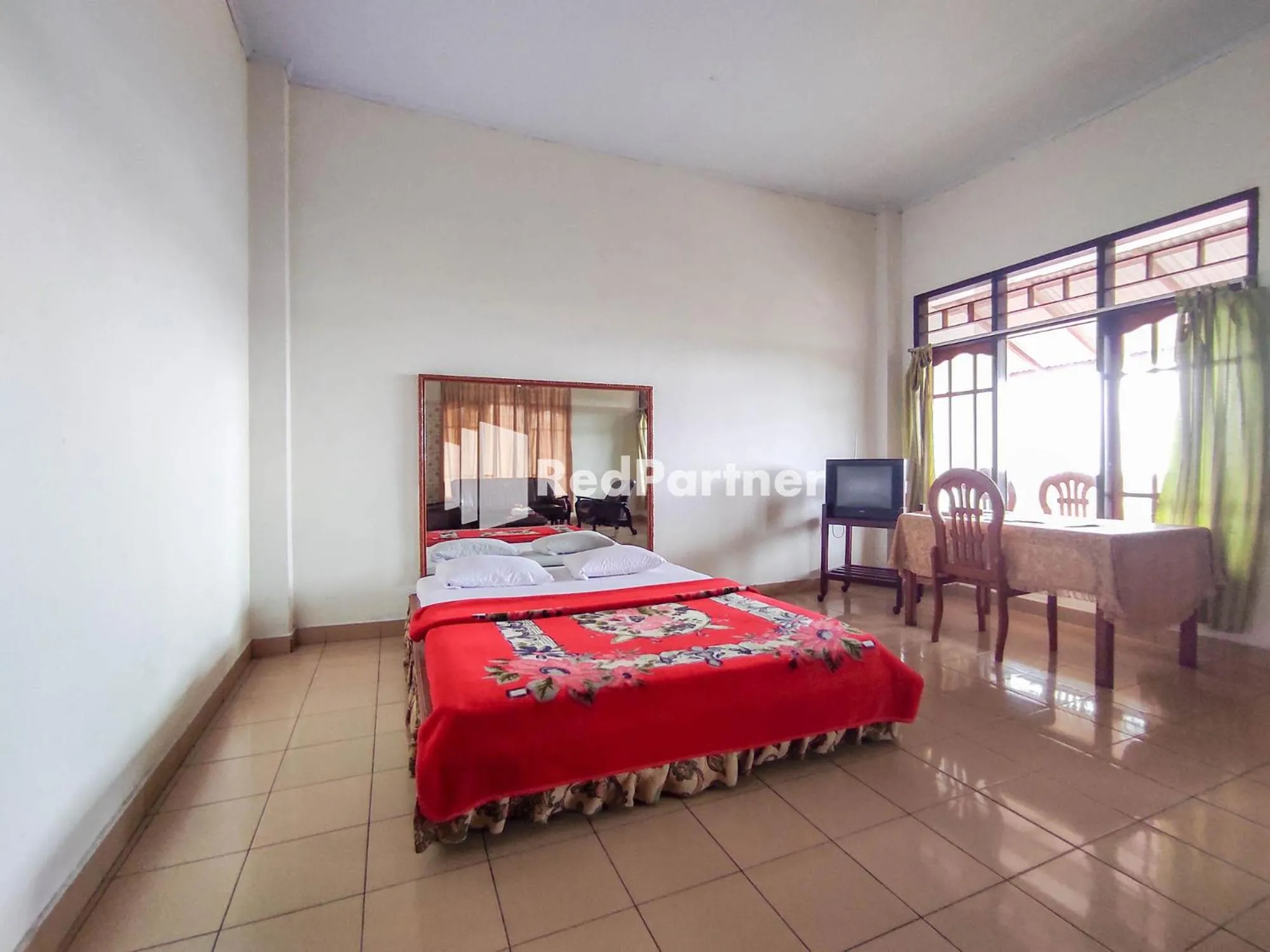 Bedroom, Bed in Hotel Makatembo Tomohon Mitra RedDoorz