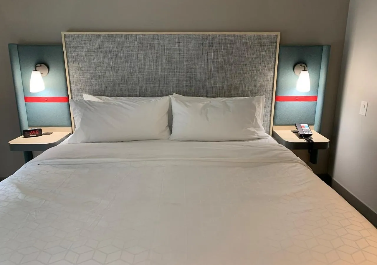 Bedroom, Bed in avid hotels - Salem by IHG