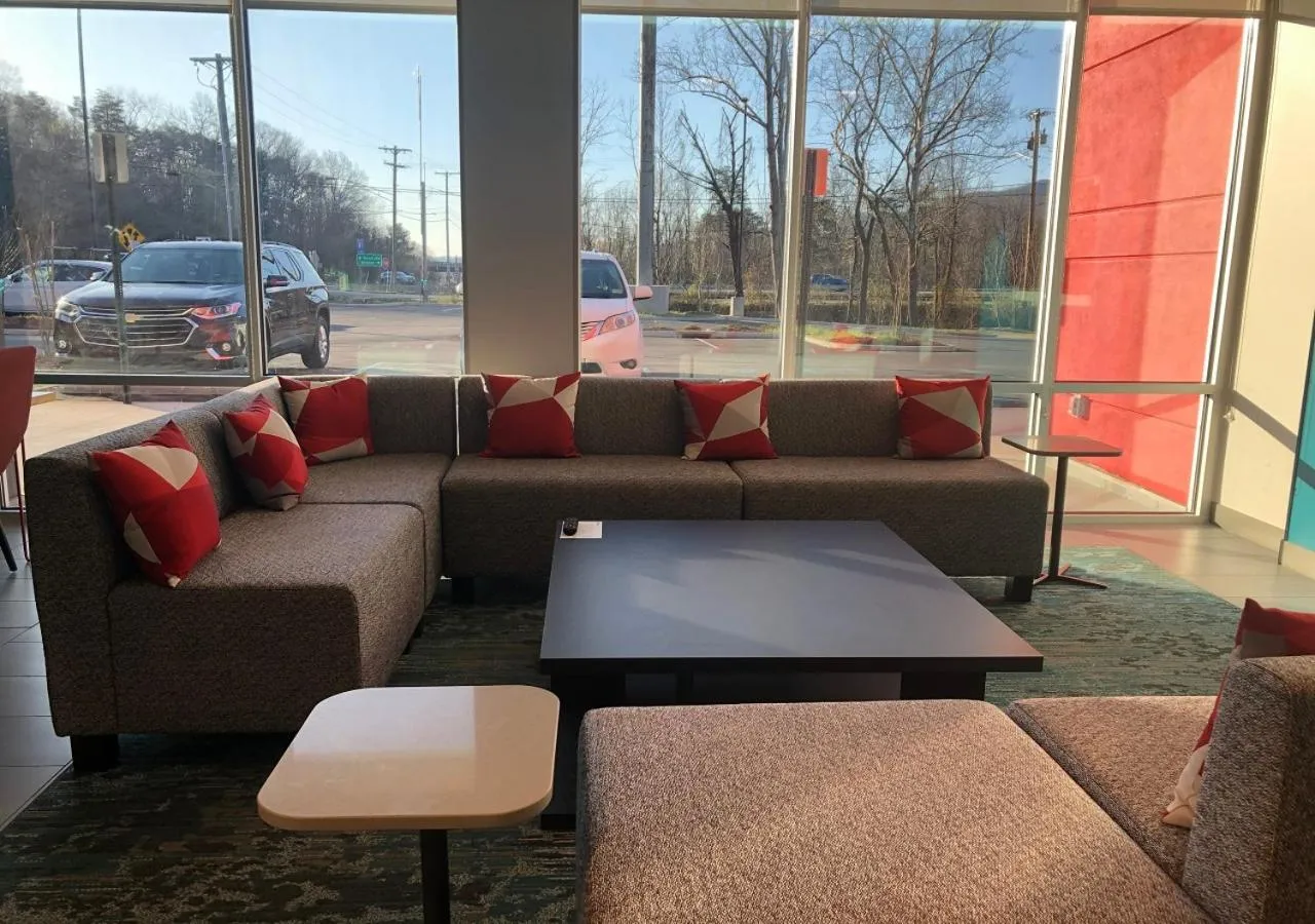 Communal lounge/ TV room in avid hotels - Salem by IHG