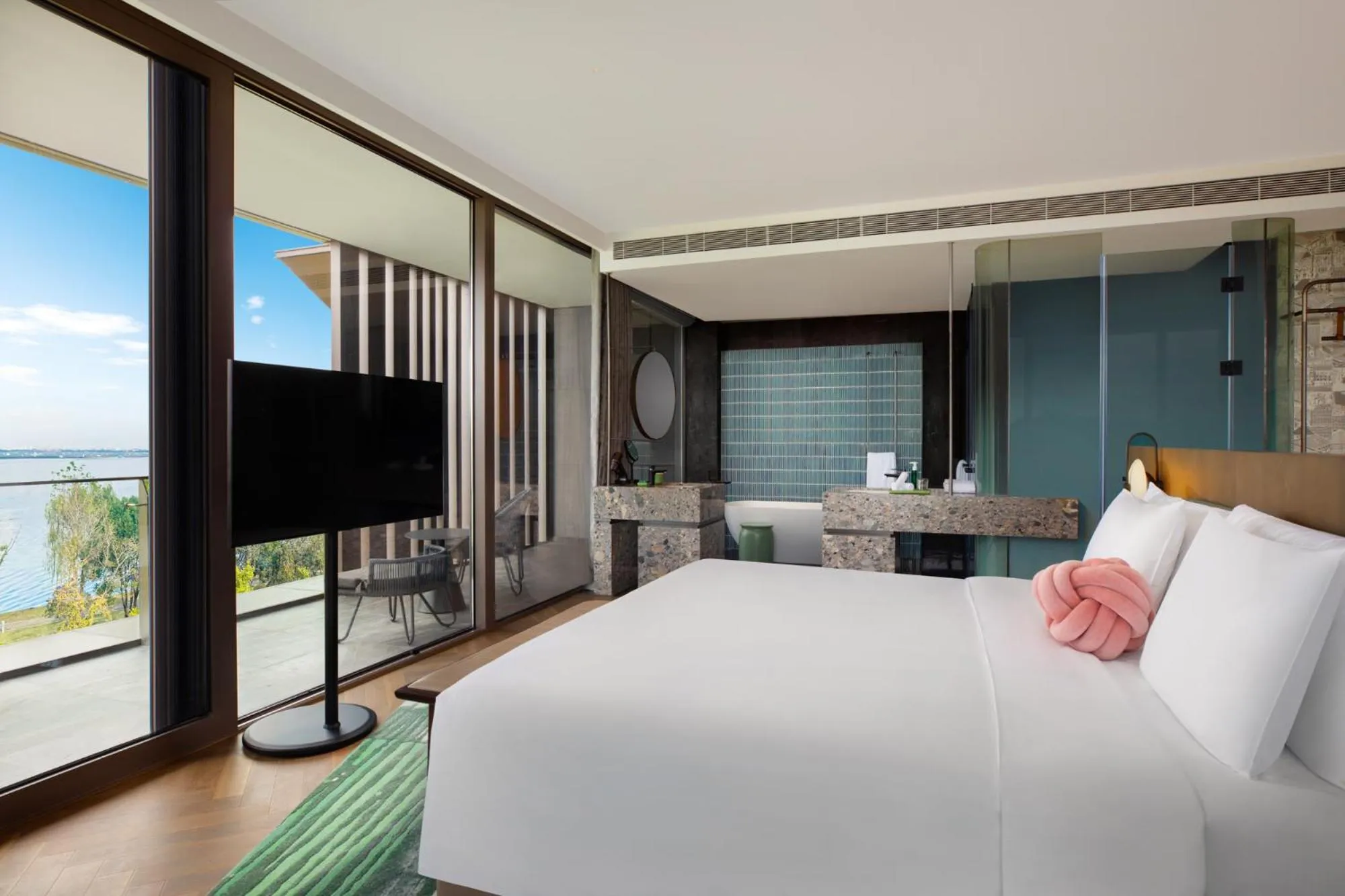 Photo of the whole room, Bed in Hotel Indigo Suzhou Yangcheng Lake by IHG