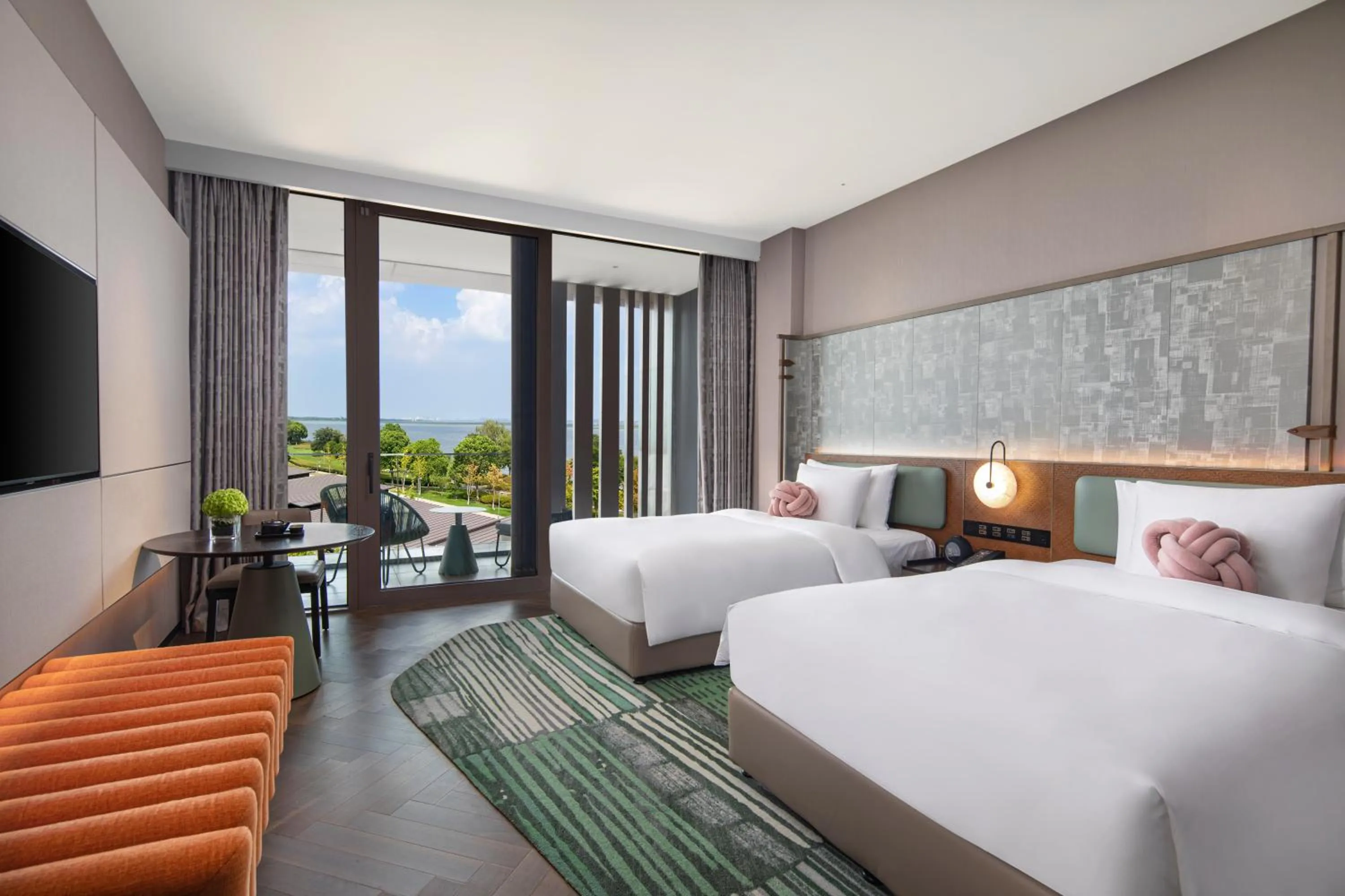 Photo of the whole room, Bed in Hotel Indigo Suzhou Yangcheng Lake by IHG