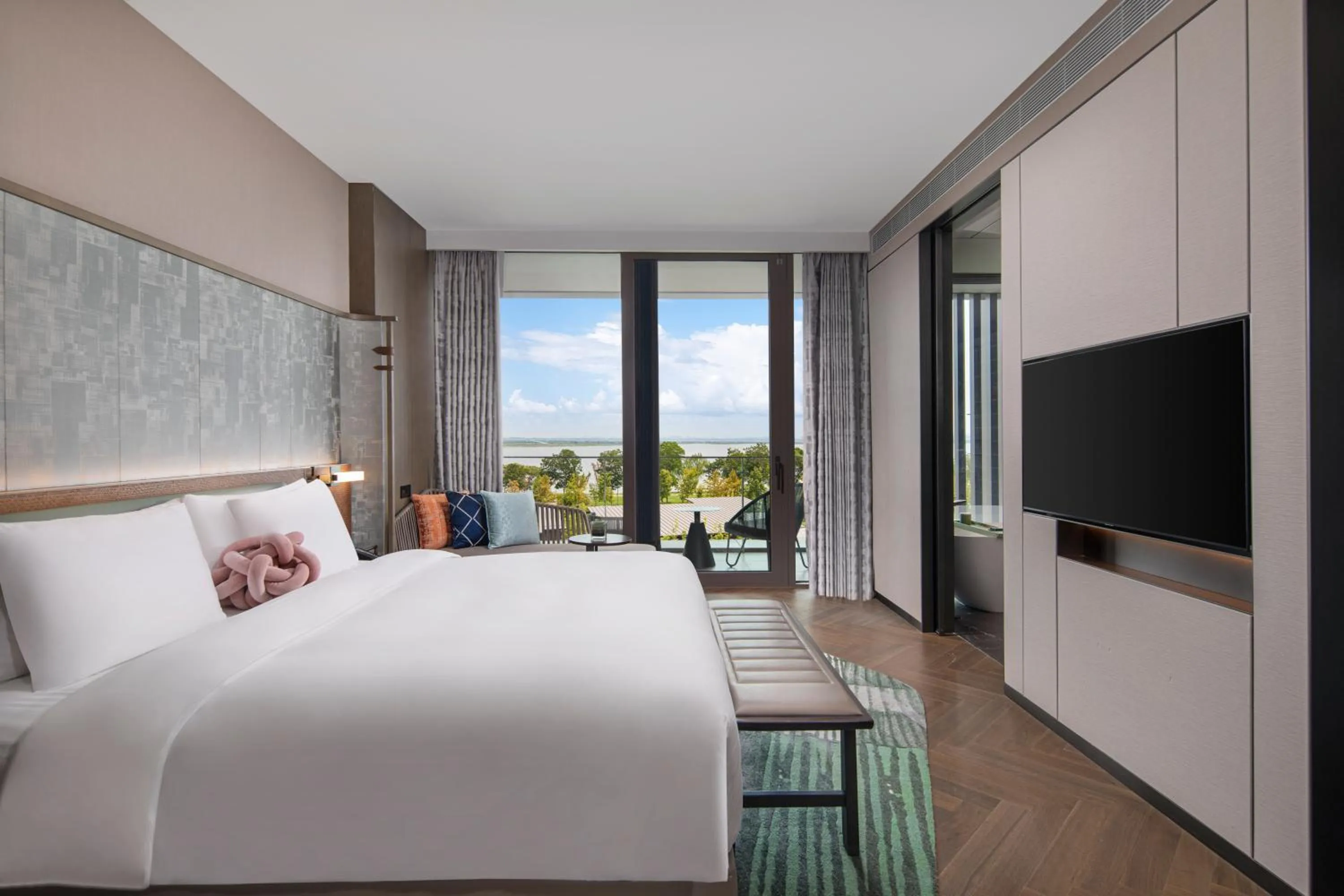 Photo of the whole room, Bed in Hotel Indigo Suzhou Yangcheng Lake by IHG