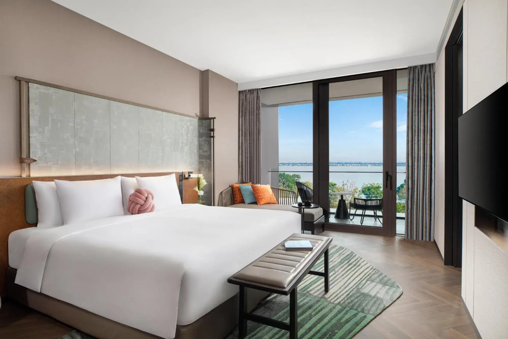 Premium King Room with Lake View in Hotel Indigo Suzhou Yangcheng Lake by IHG Premium King Room with Lake View in Hotel Indigo Suzhou Yangcheng Lake by IHG