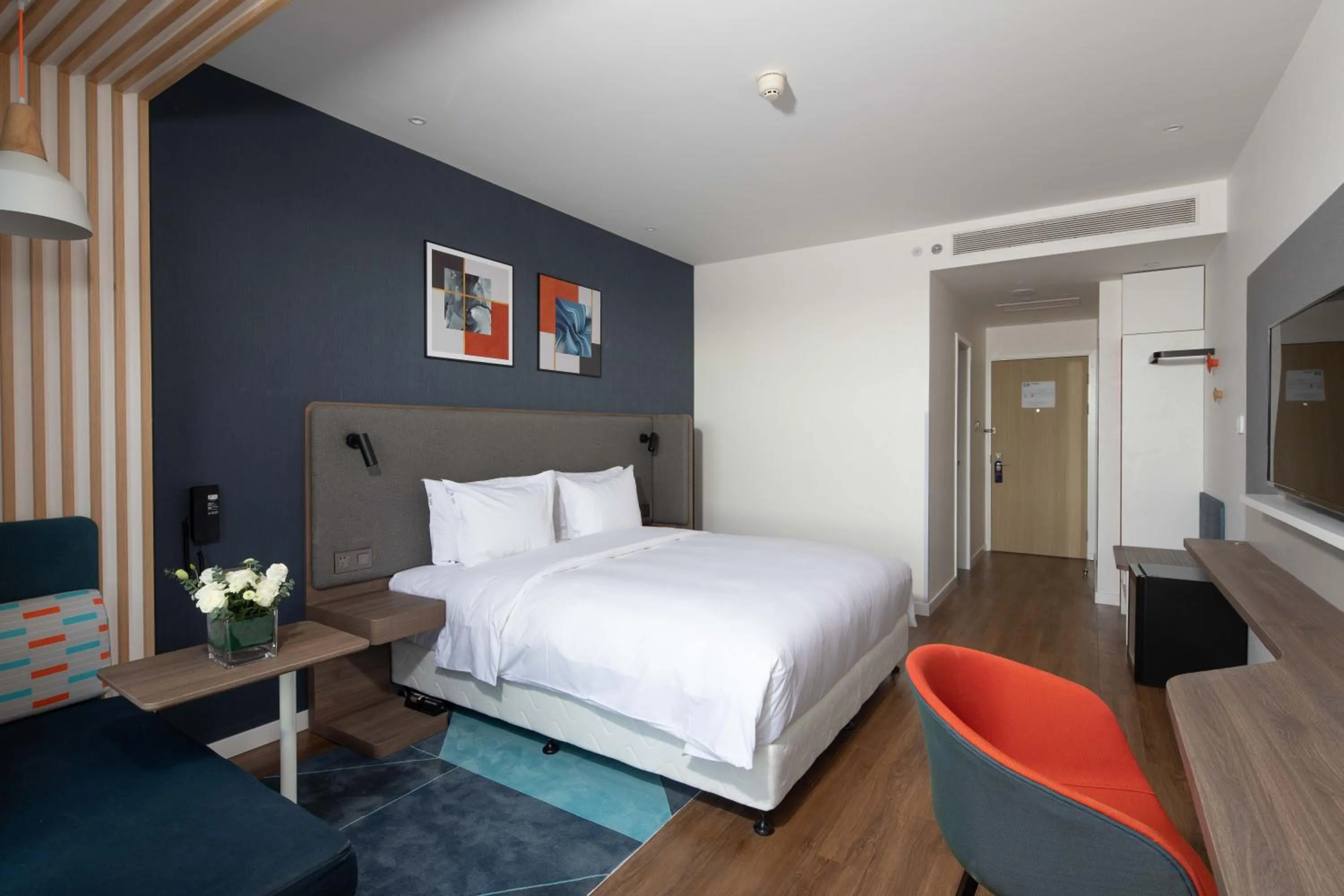 Photo of the whole room, Bed in Holiday Inn Express Xi'an High Tech South by IHG