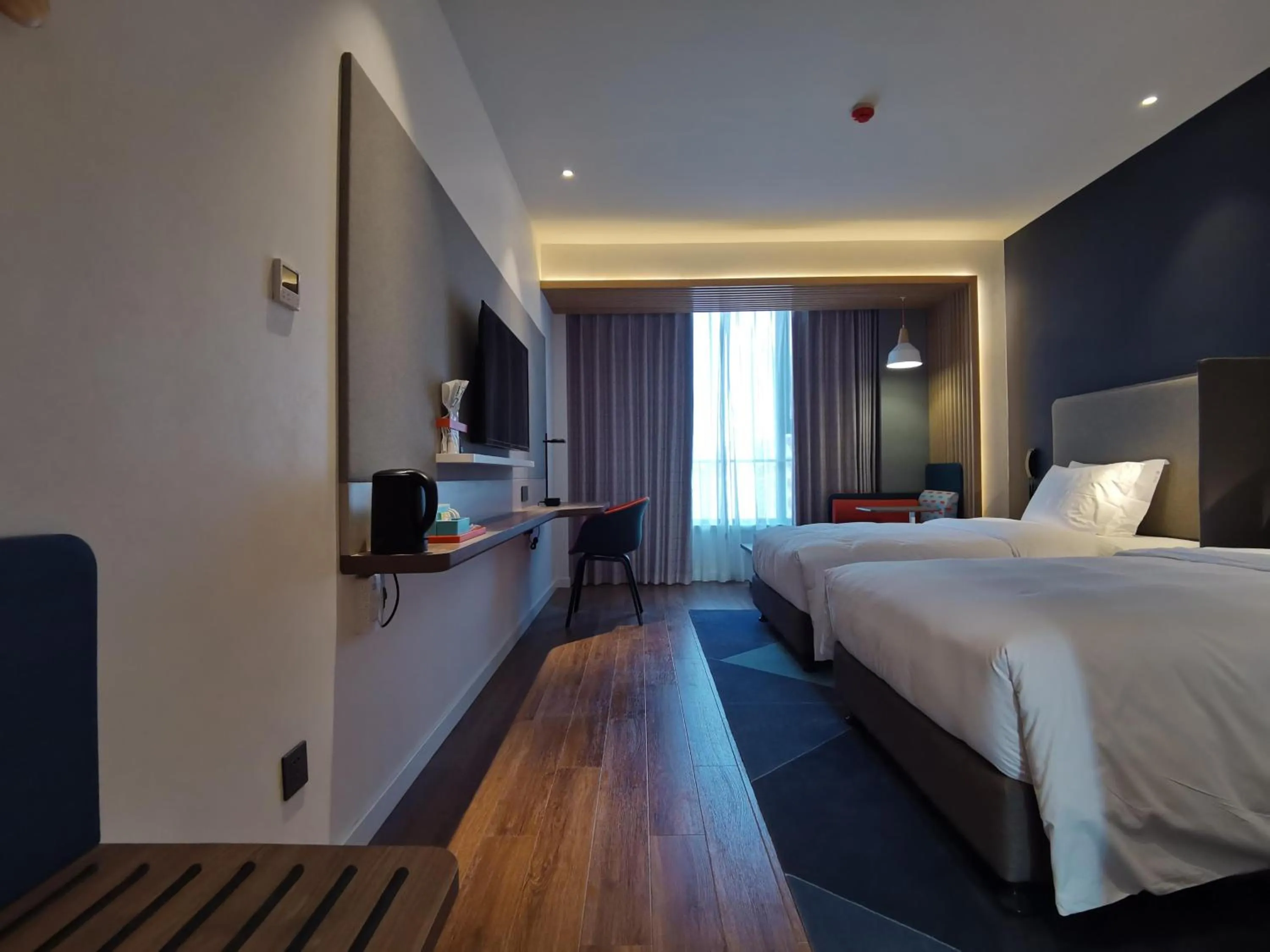Photo of the whole room, Bed in Holiday Inn Express Xi'an High Tech South by IHG