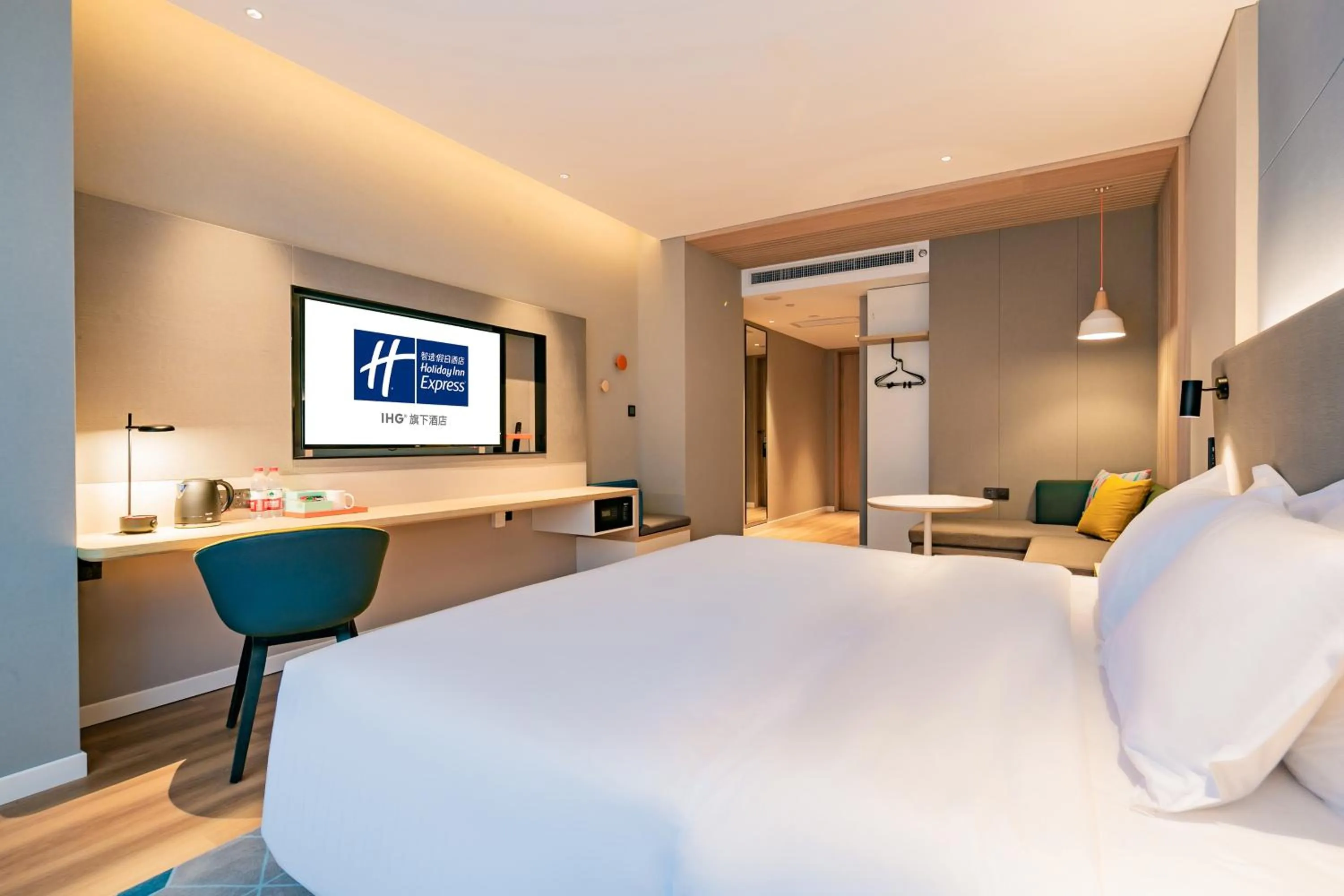Photo of the whole room, Bed in Holiday Inn Express Xi'an High Tech Zone North by IHG
