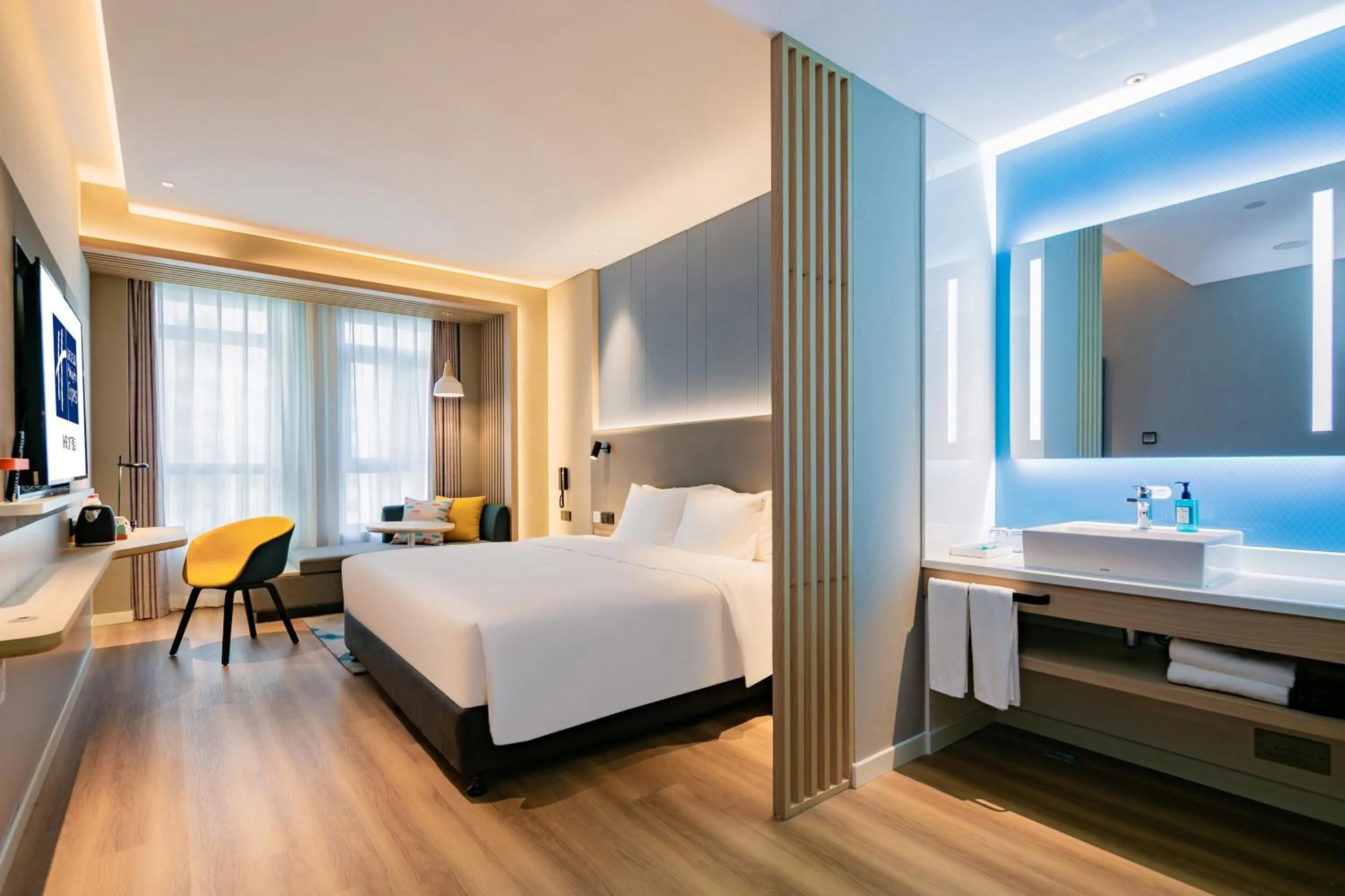 Photo of the whole room, Bed in Holiday Inn Express Xi'an High Tech Zone North by IHG
